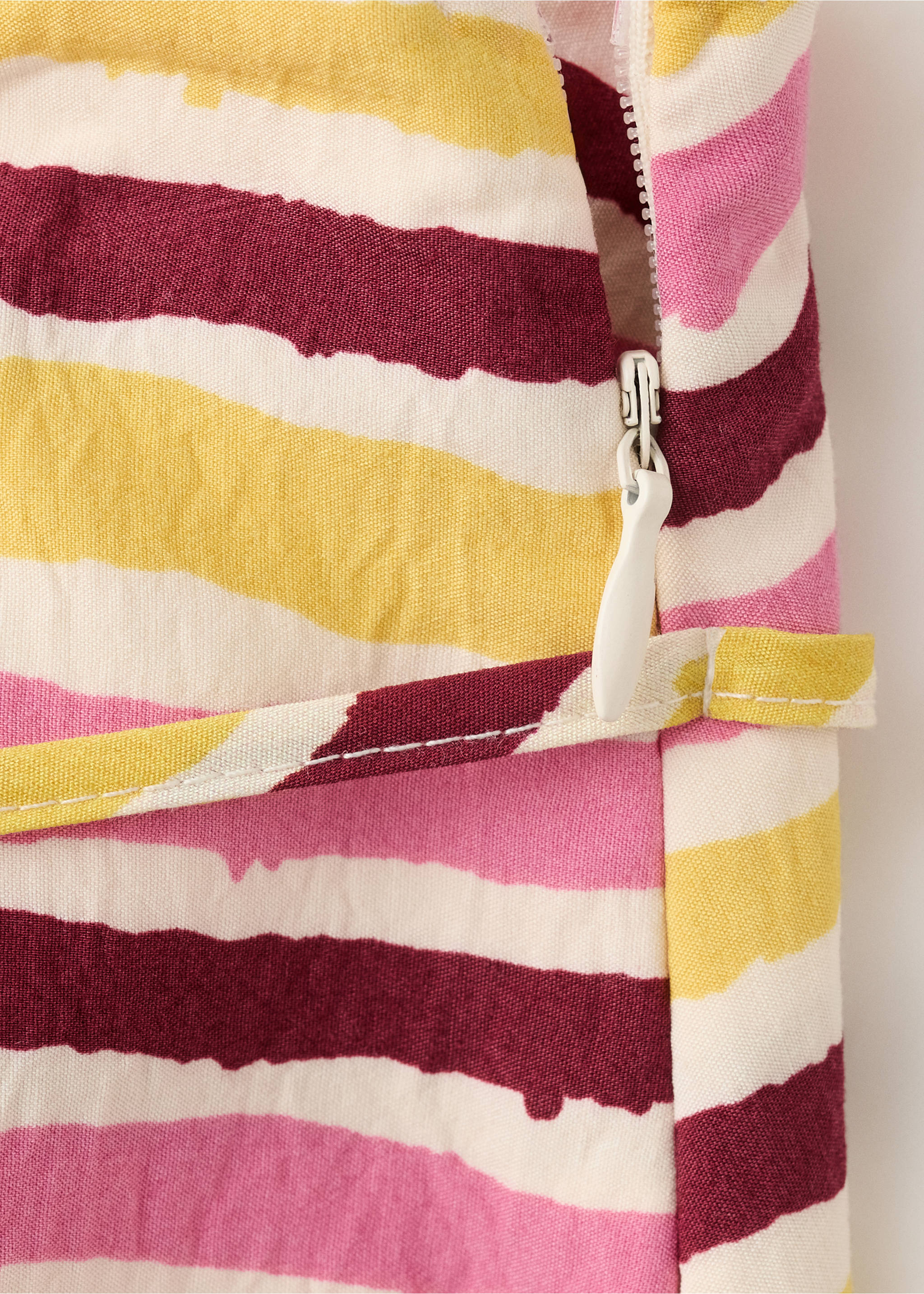 Fluid trousers with combined stripes - Details of the article 0, Mustard. Ref: 27076735-00.