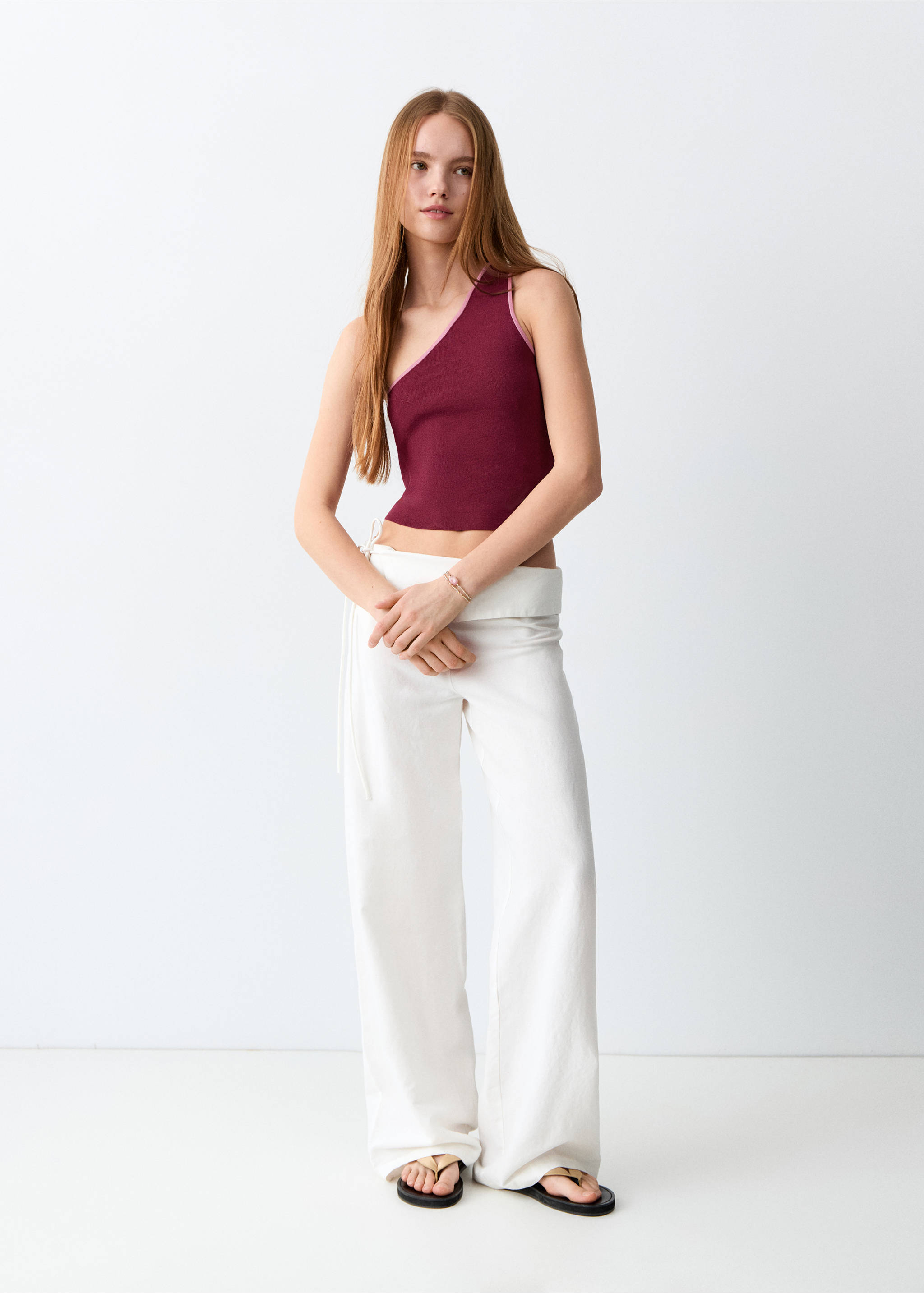 Top asimétrico ribete contraste - Plano general, Granate. Ref: 27076738-00.