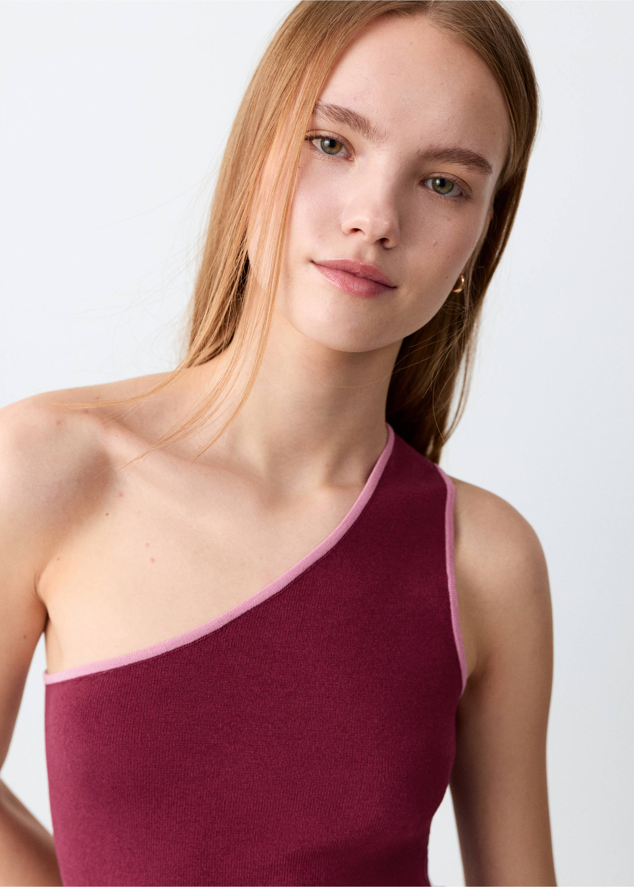 Top asimétrico ribete contraste - Detalle del artículo 1, Granate. Ref: 27076738-00.