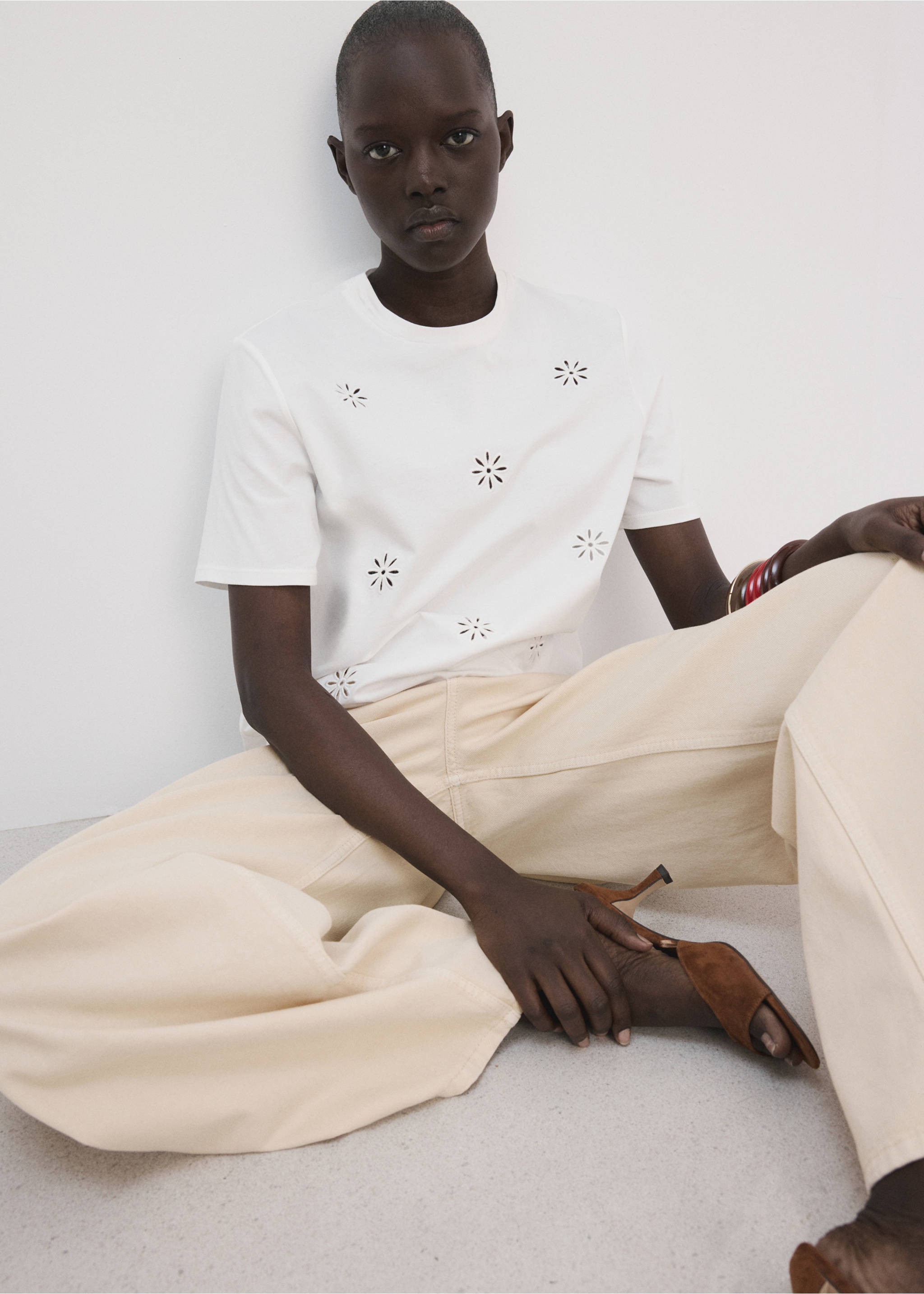 T-shirt coton ajouré détails brodés - Plan moyen, Blanc. Ref: 27077152-00.