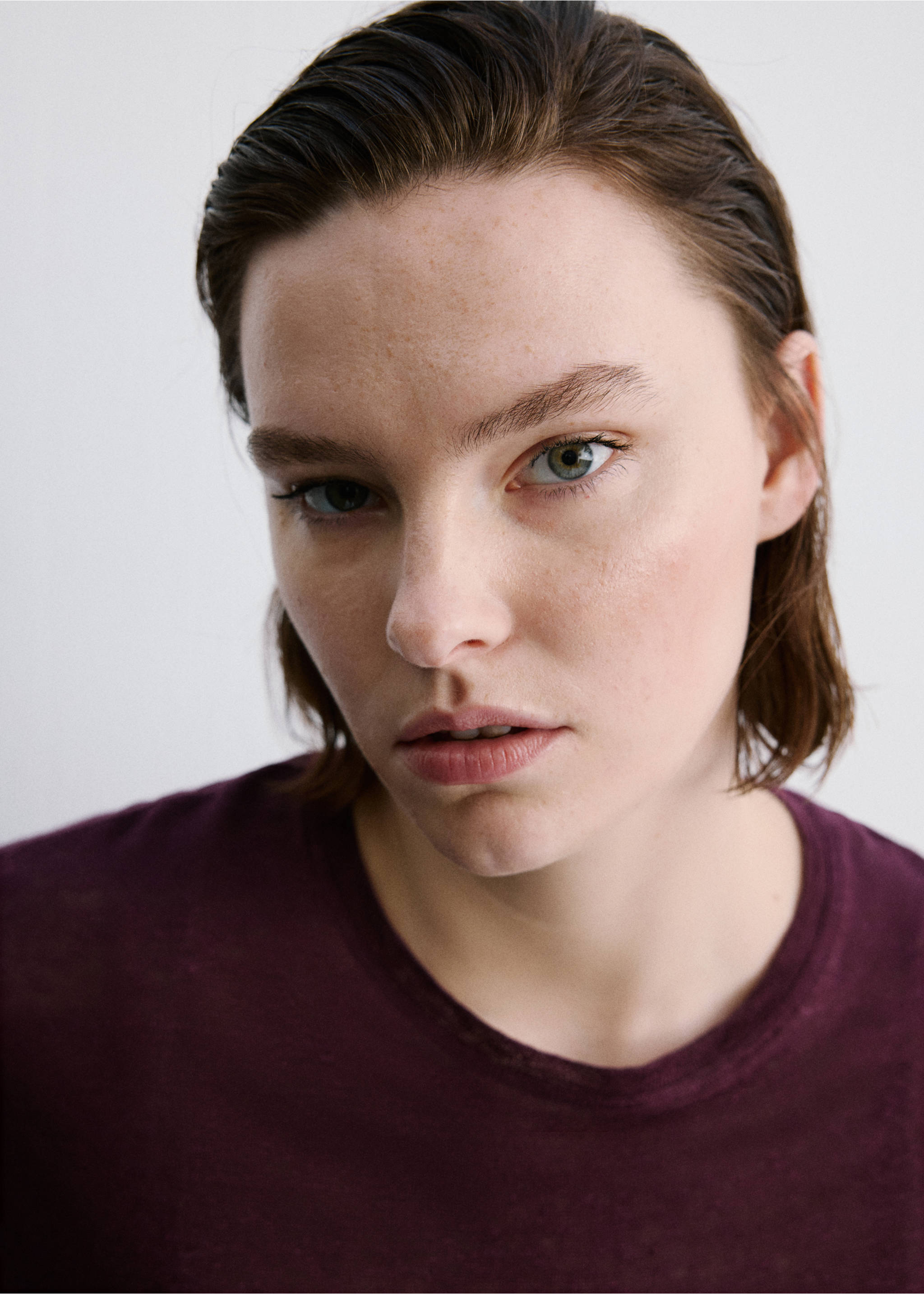 Short-sleeved linen t-shirt - Details of the article 4, Wine. Ref: 27077154-00.