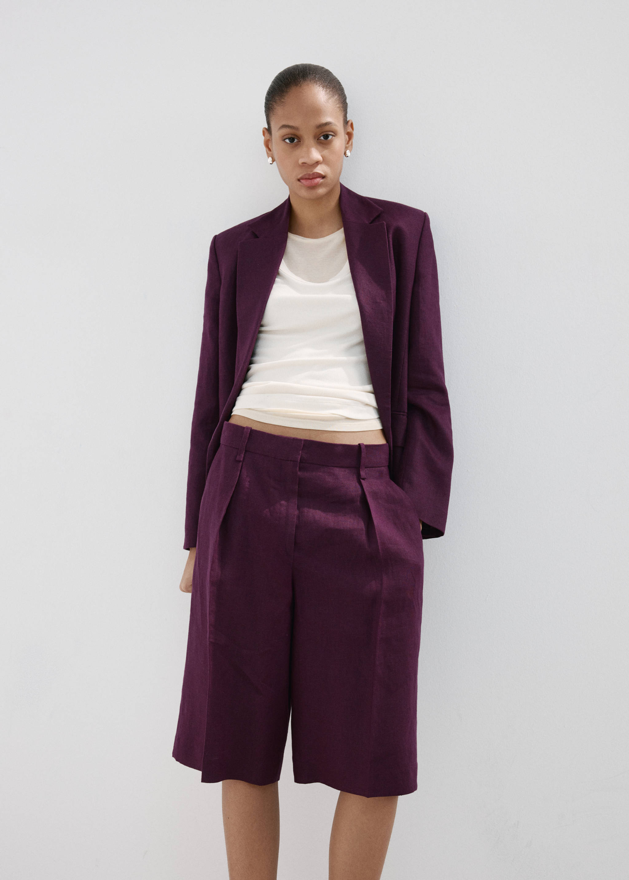 Прямые льняные бермуды - Средний план