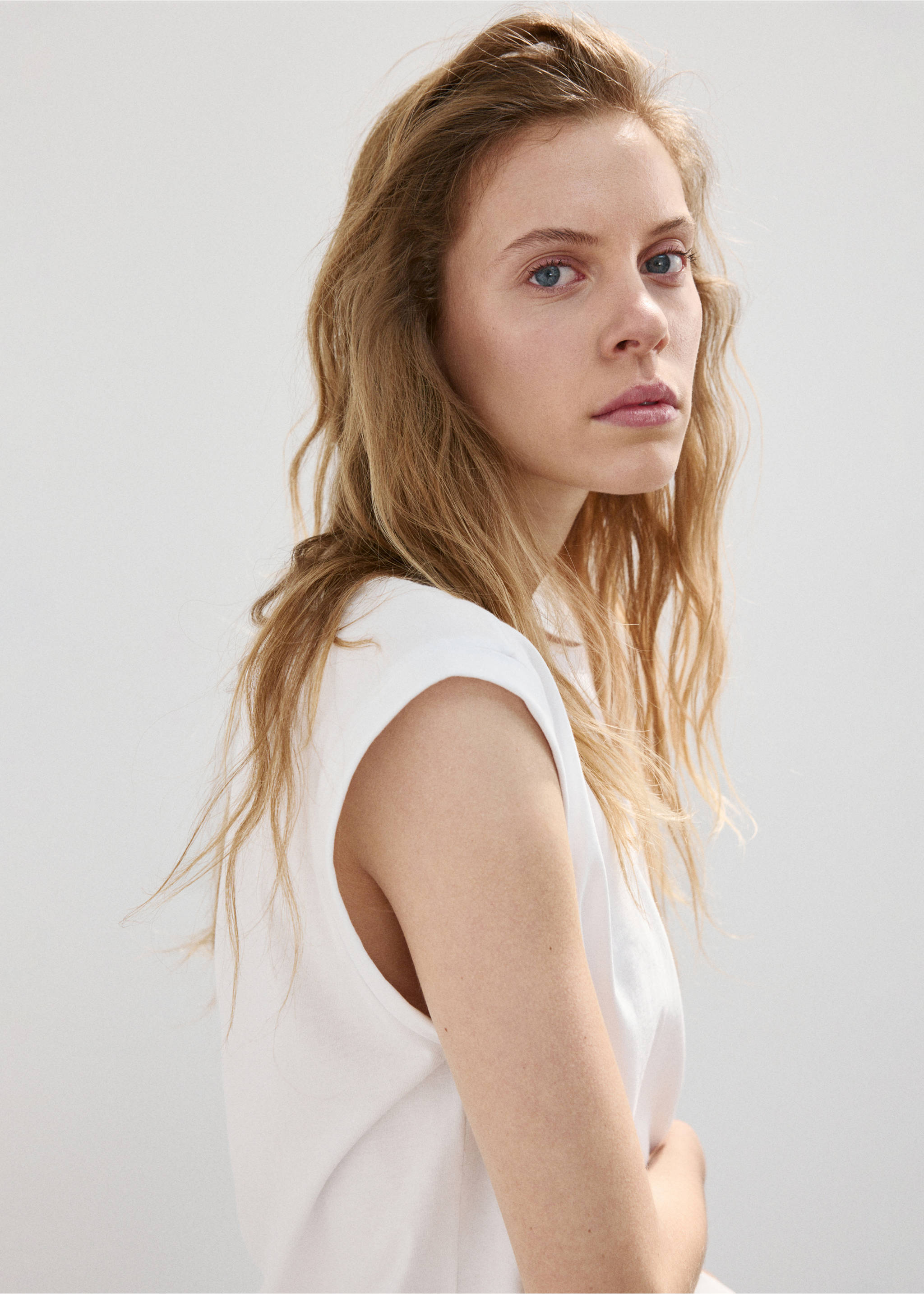 Short-sleeved t-shirt with shoulder pads - Details of the article 1, White. Ref: 27077159-00.