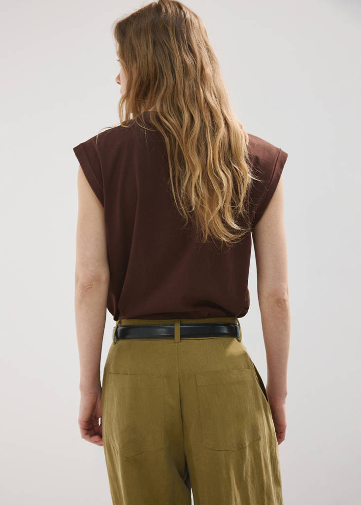 Short-sleeved t-shirt with shoulder pads — Brown