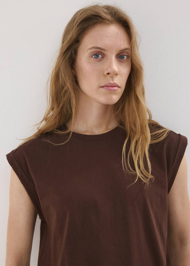 Short-sleeved t-shirt with shoulder pads — Brown