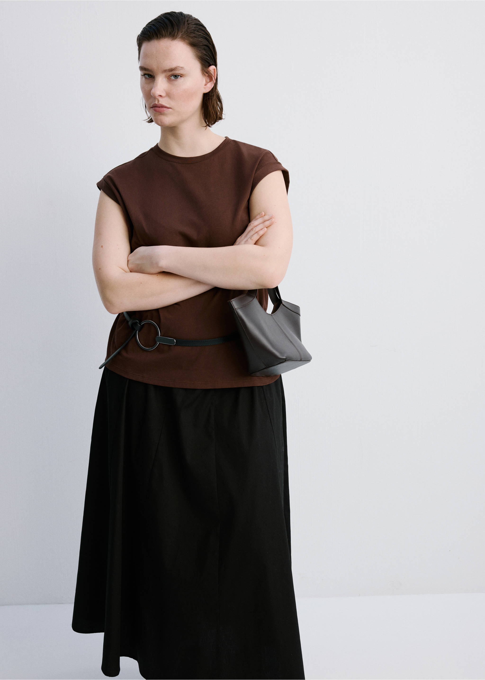Short-sleeved t-shirt with shoulder pads - Details of the article 5, Brown. Ref: 27077159-00.