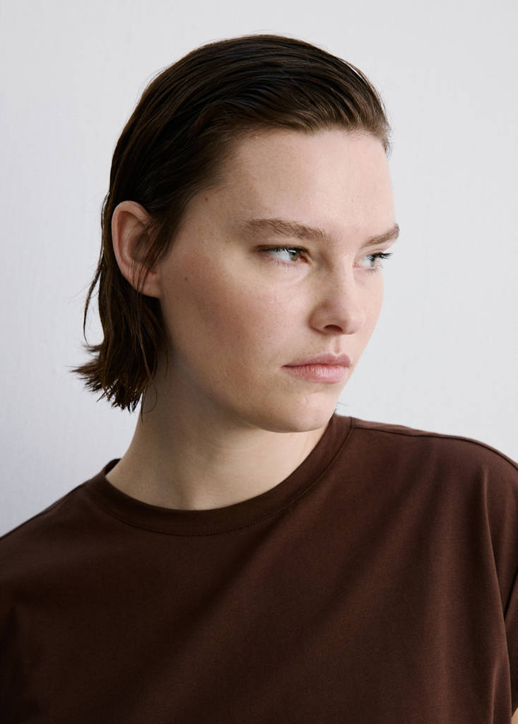Short-sleeved t-shirt with shoulder pads — Brown