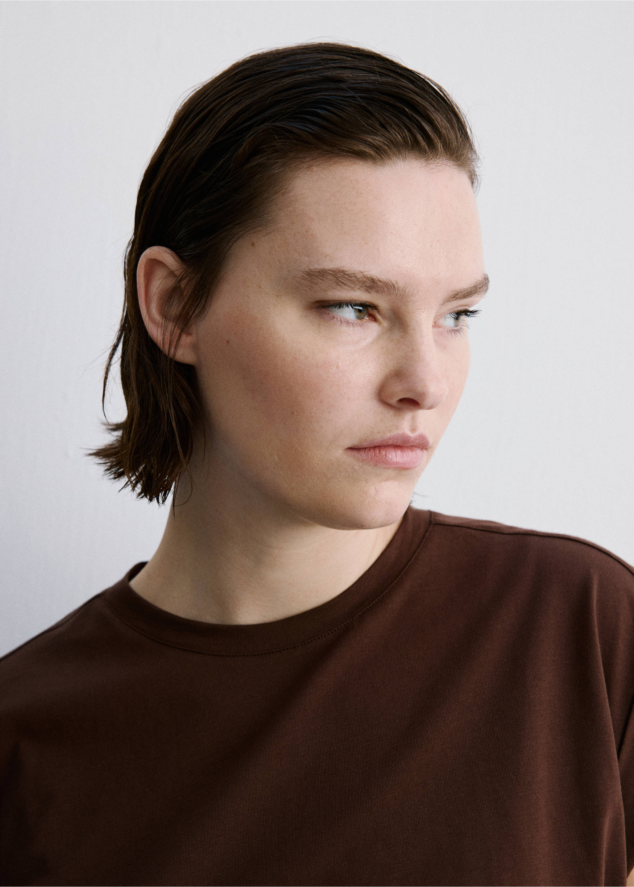 Short-sleeved t-shirt with shoulder pads - Details of the article 4, Brown. Ref: 27077159-00.