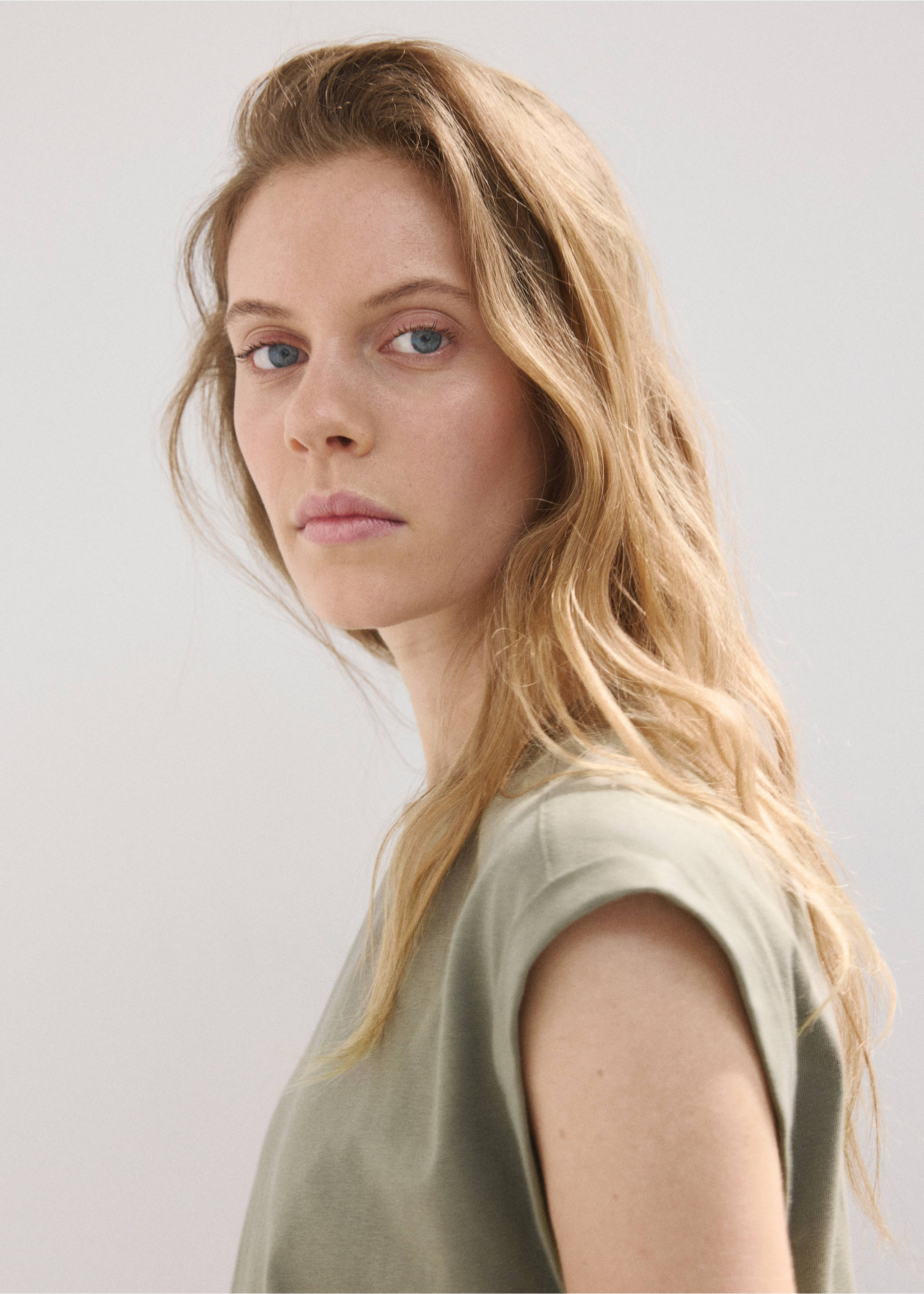 Short-sleeved t-shirt with shoulder pads - Details of the article 1, Khaki. Ref: 27077159-00.