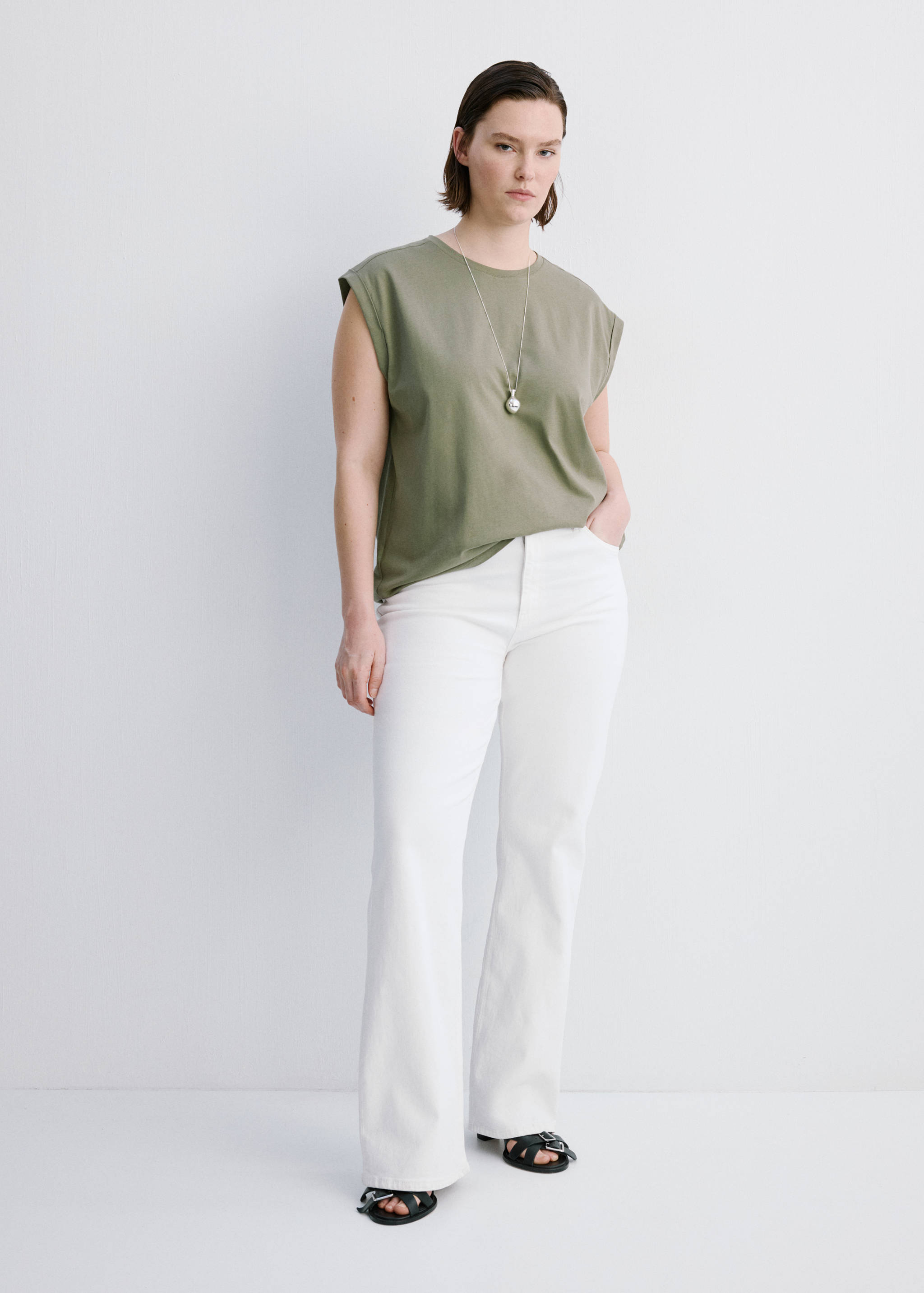 Short-sleeved t-shirt with shoulder pads - Details of the article 3