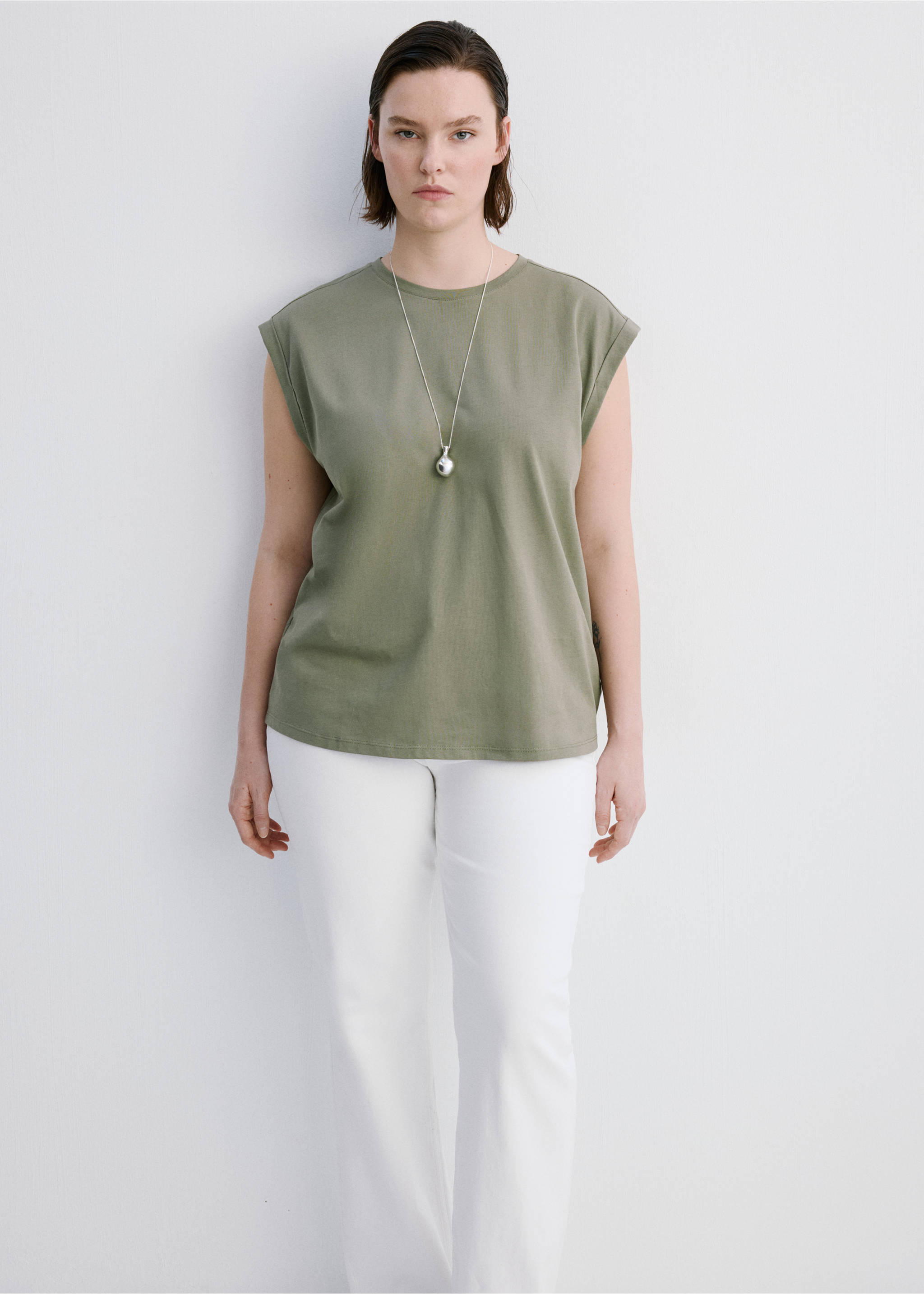 Short-sleeved t-shirt with shoulder pads - Details of the article 5, Khaki. Ref: 27077159-00.