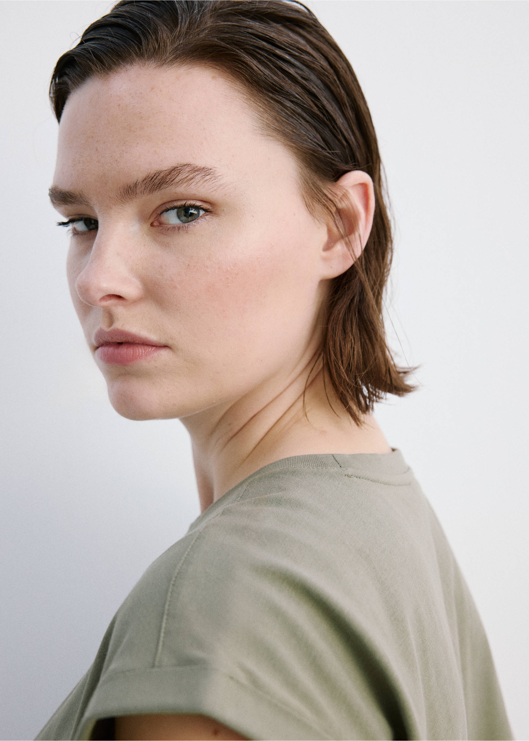 Short-sleeved t-shirt with shoulder pads - Details of the article 4, Khaki. Ref: 27077159-00.