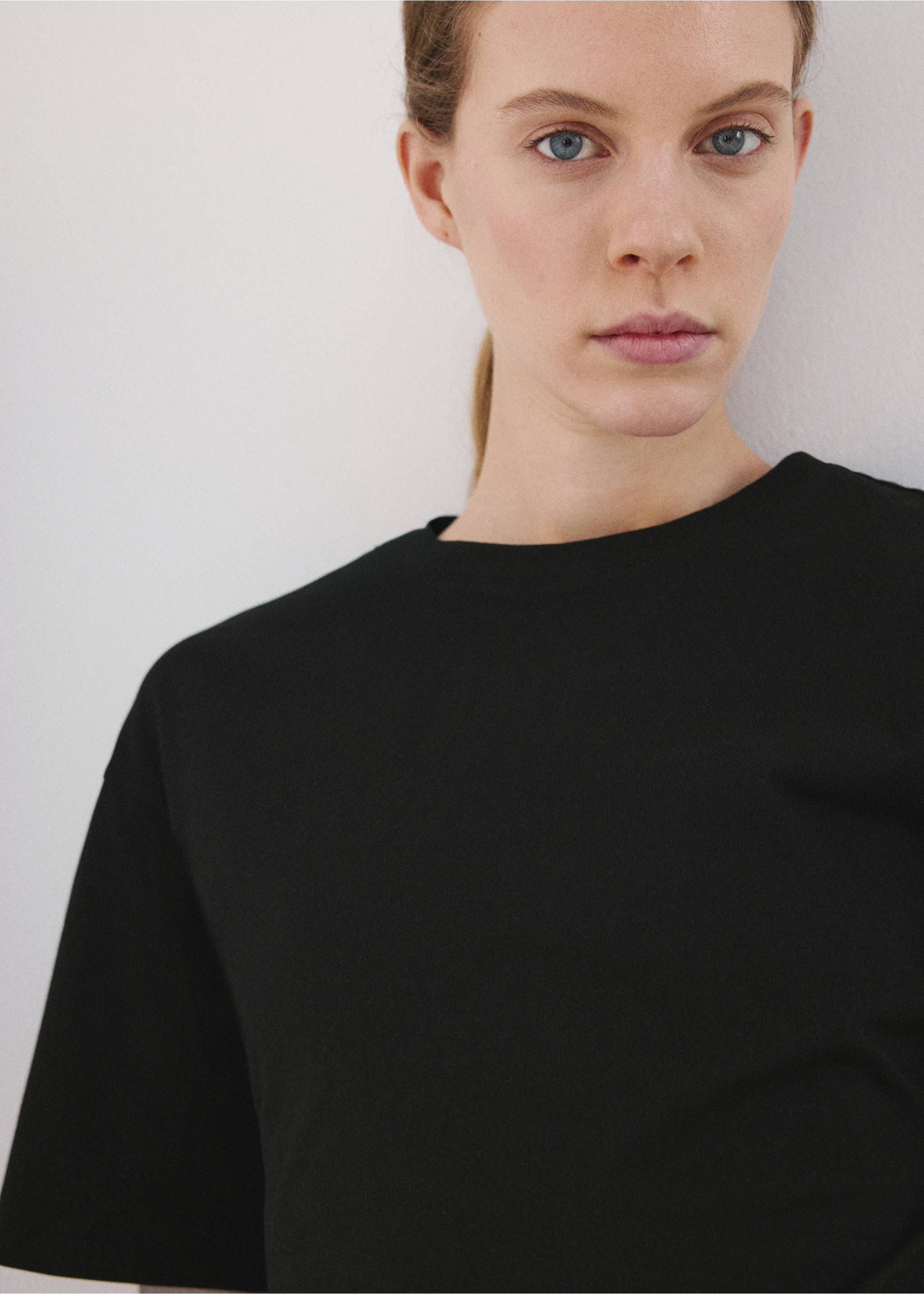 Cotton t-shirt with pucker detail - Details of the article 1, Black. Ref: 27077166-00.