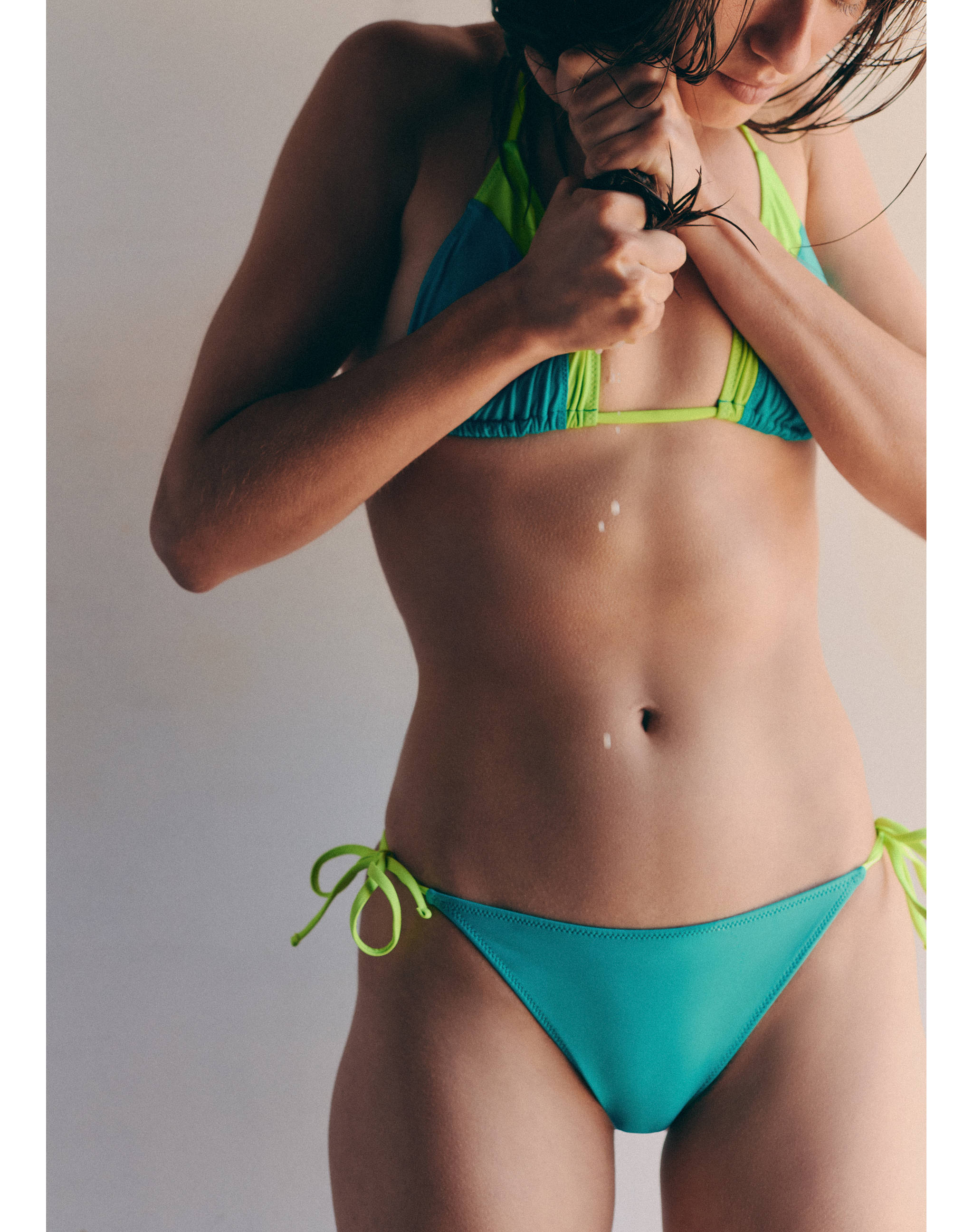 Two-tone bikini with medium-rise bottoms - Details of the article 1