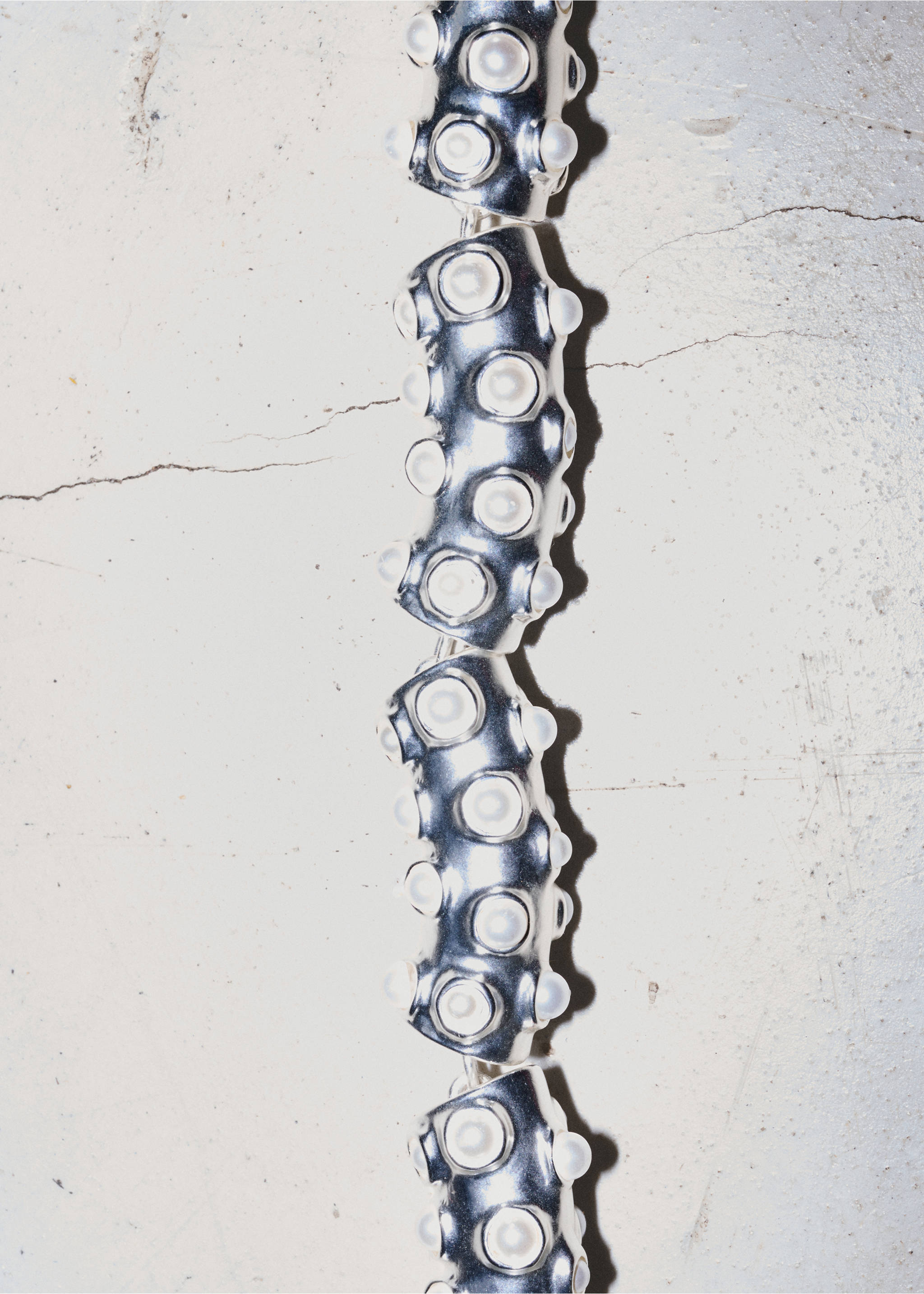 Rigid bangle with crystal appliqués - Details of the article 9, Silver. Ref: 27077797-00.