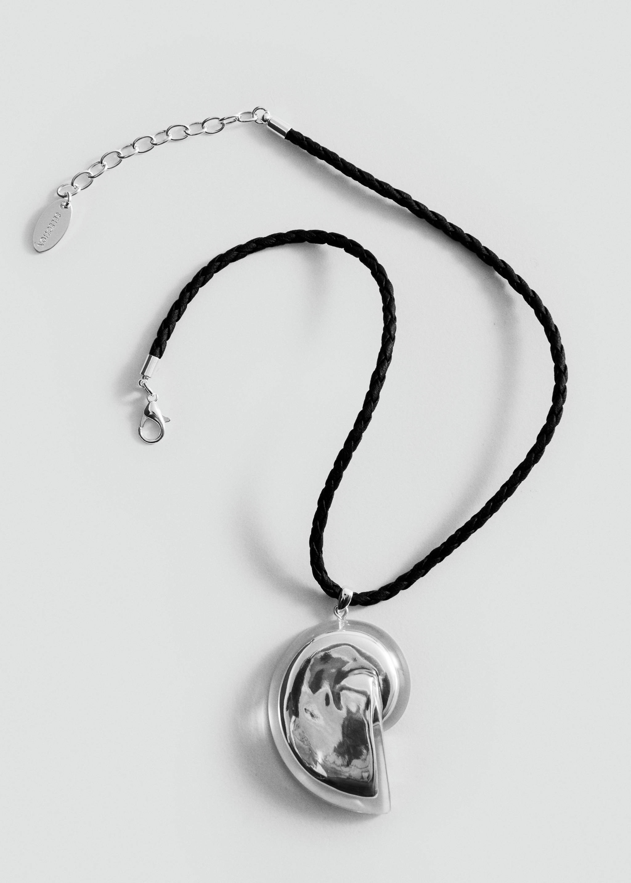 Shell pendant necklace - Details of the article 2