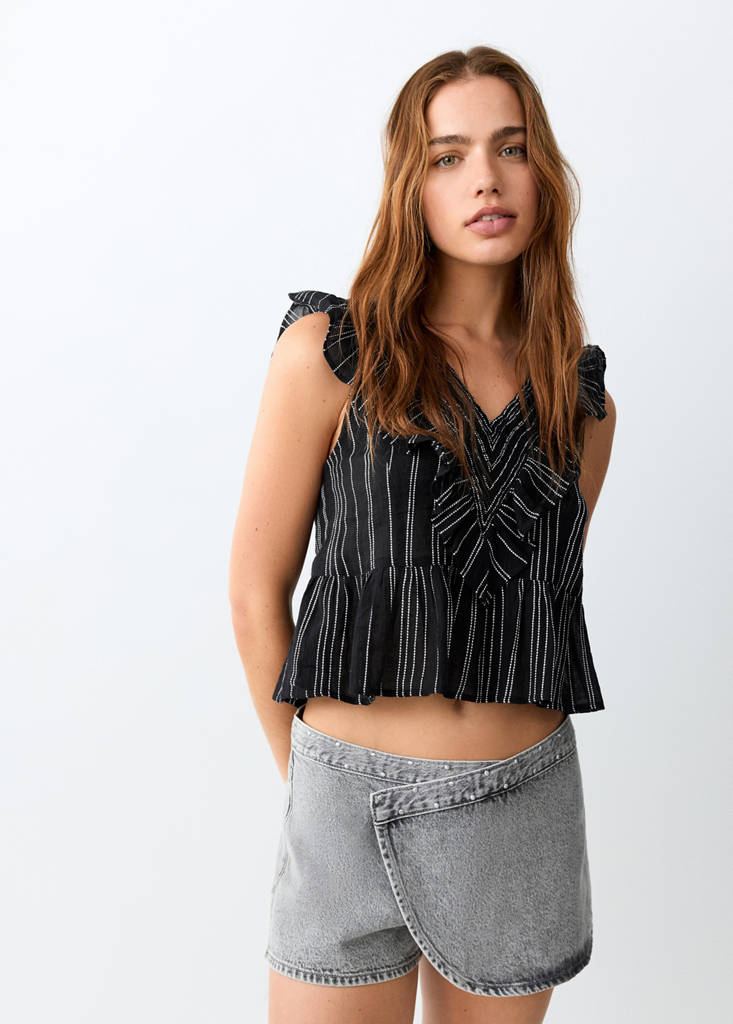 Ruffles embroidered top — Black