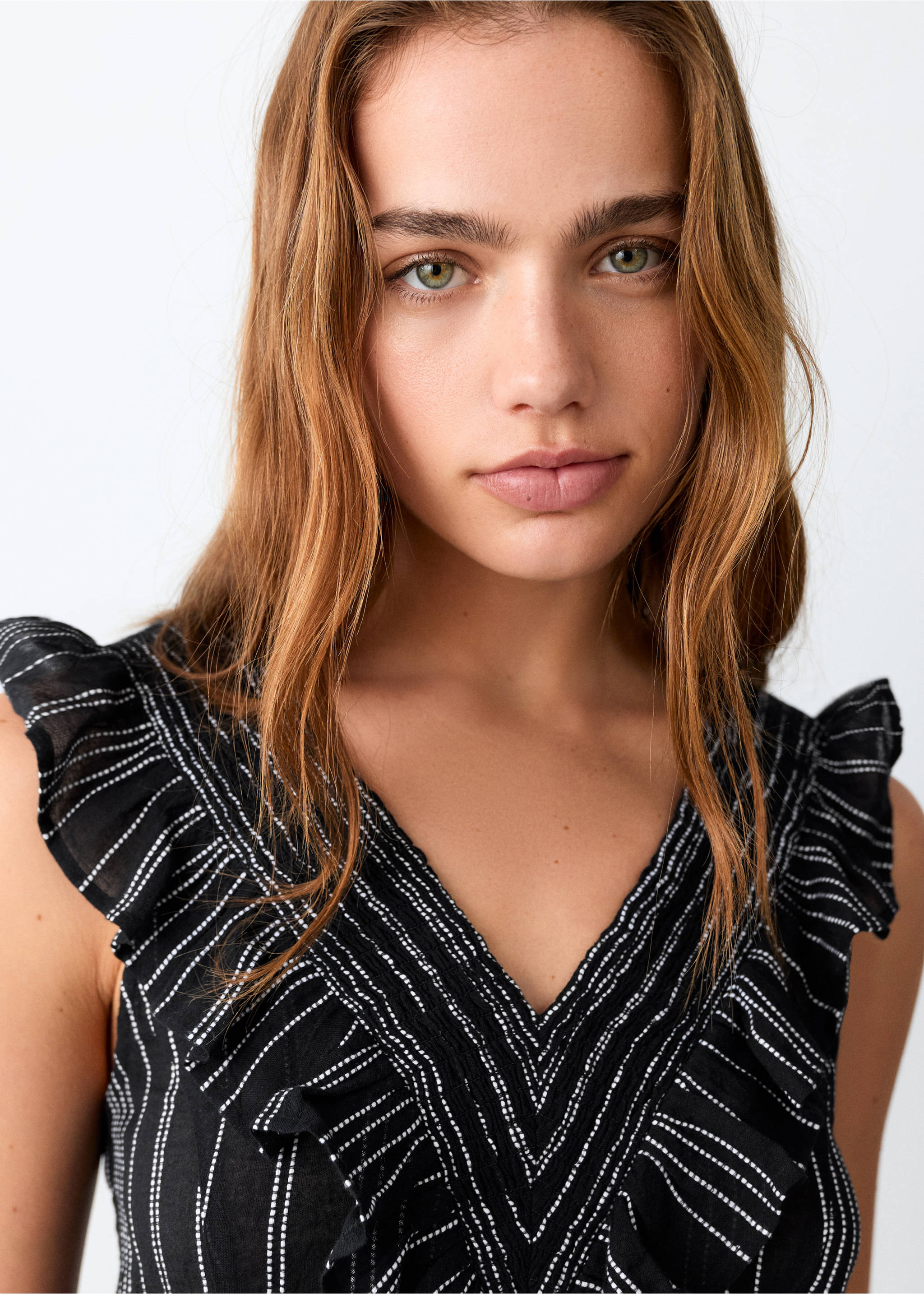 Top brodé volanté - Détail de l'article 1, Noir. Ref: 27077899-00.