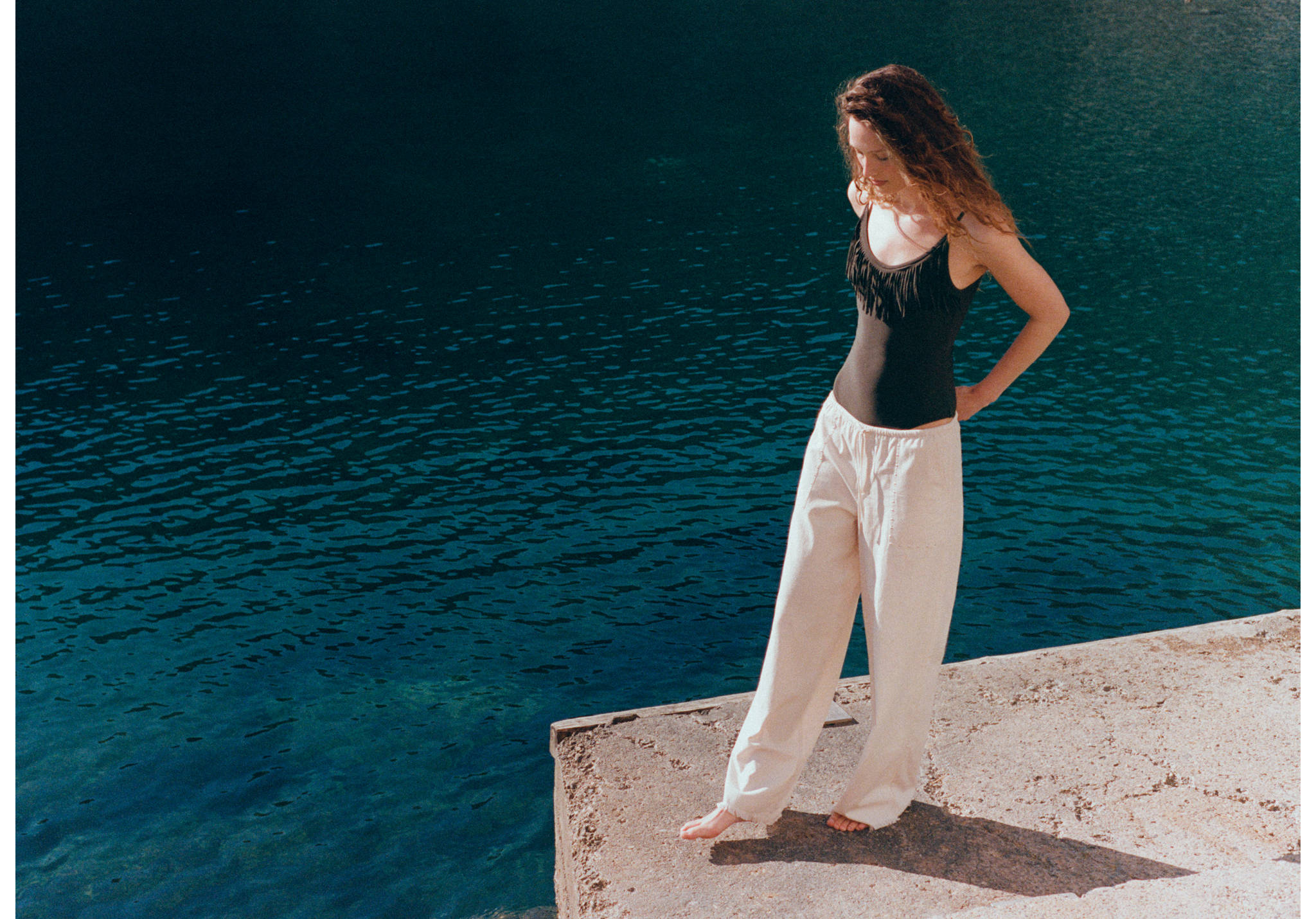 بنطال فضفاض مزين بالمسامير - رؤية بانورامية