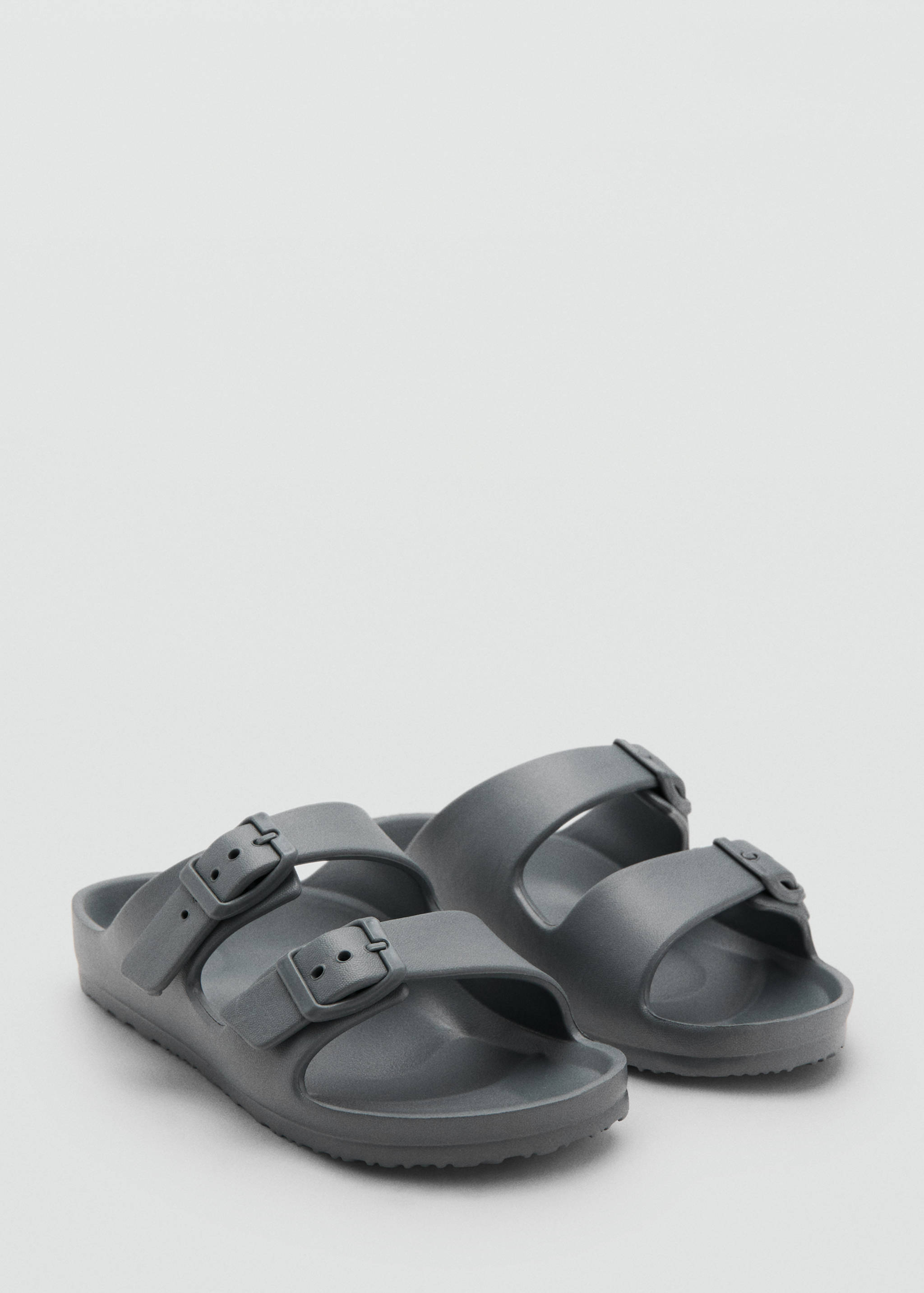 Sandales en gomme à boucles - Plan moyen