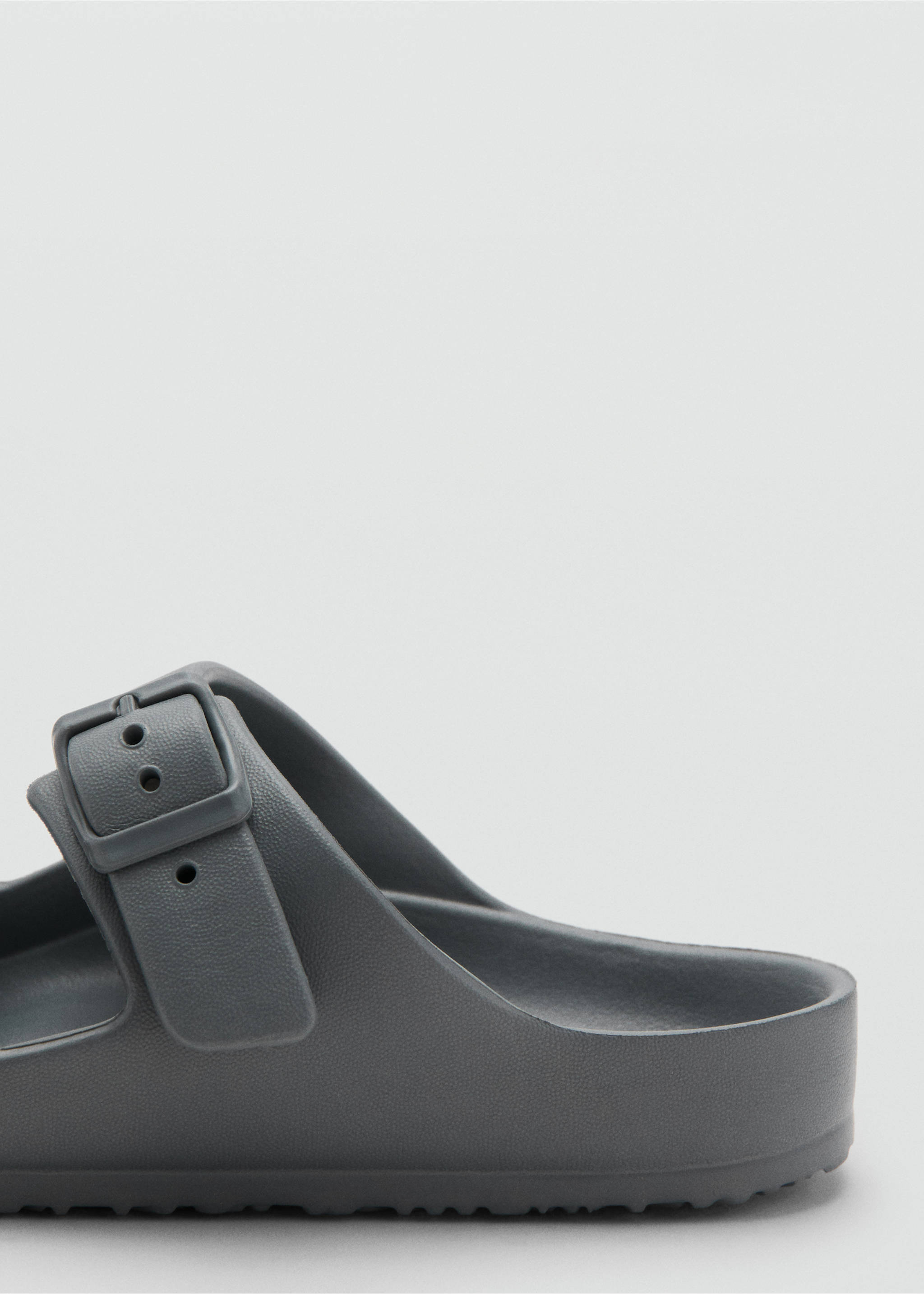 Sandales en gomme à boucles - Détail de l'article 1, Gris anthracite. Ref: 27077901-00.
