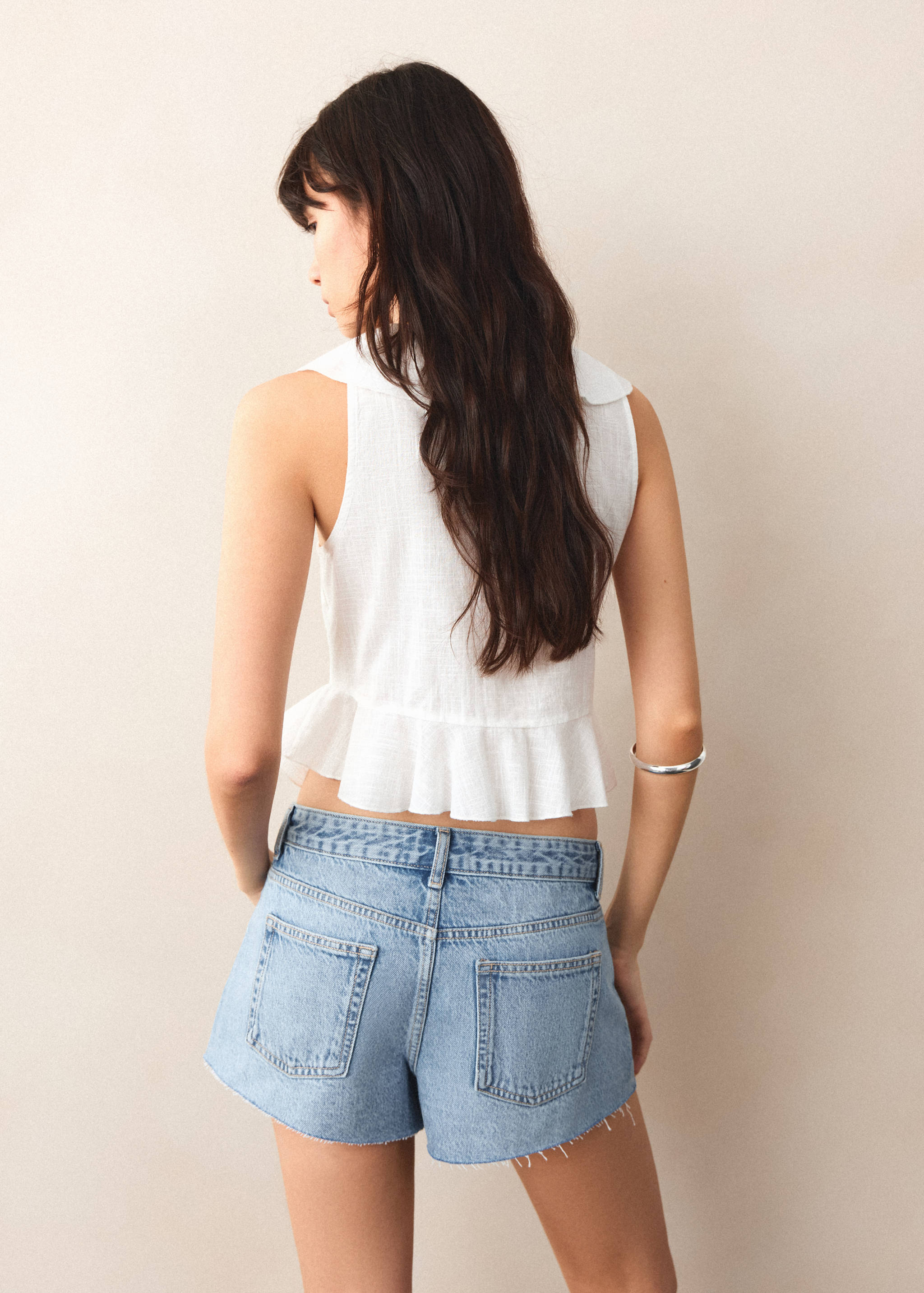 شورتات خصر عالي مع دبابيس - الجهة الخلفية للمنتج