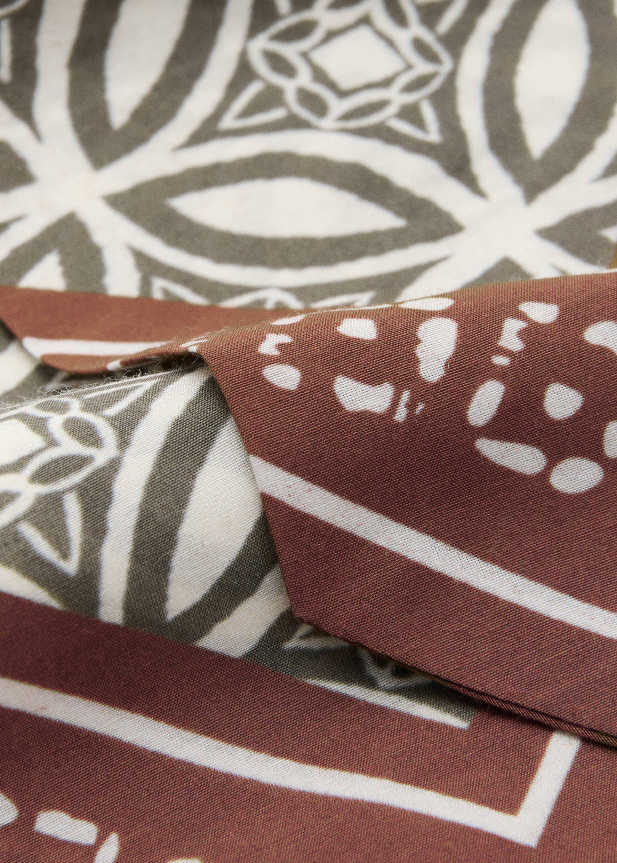 Foulard imprimé - Plan moyen