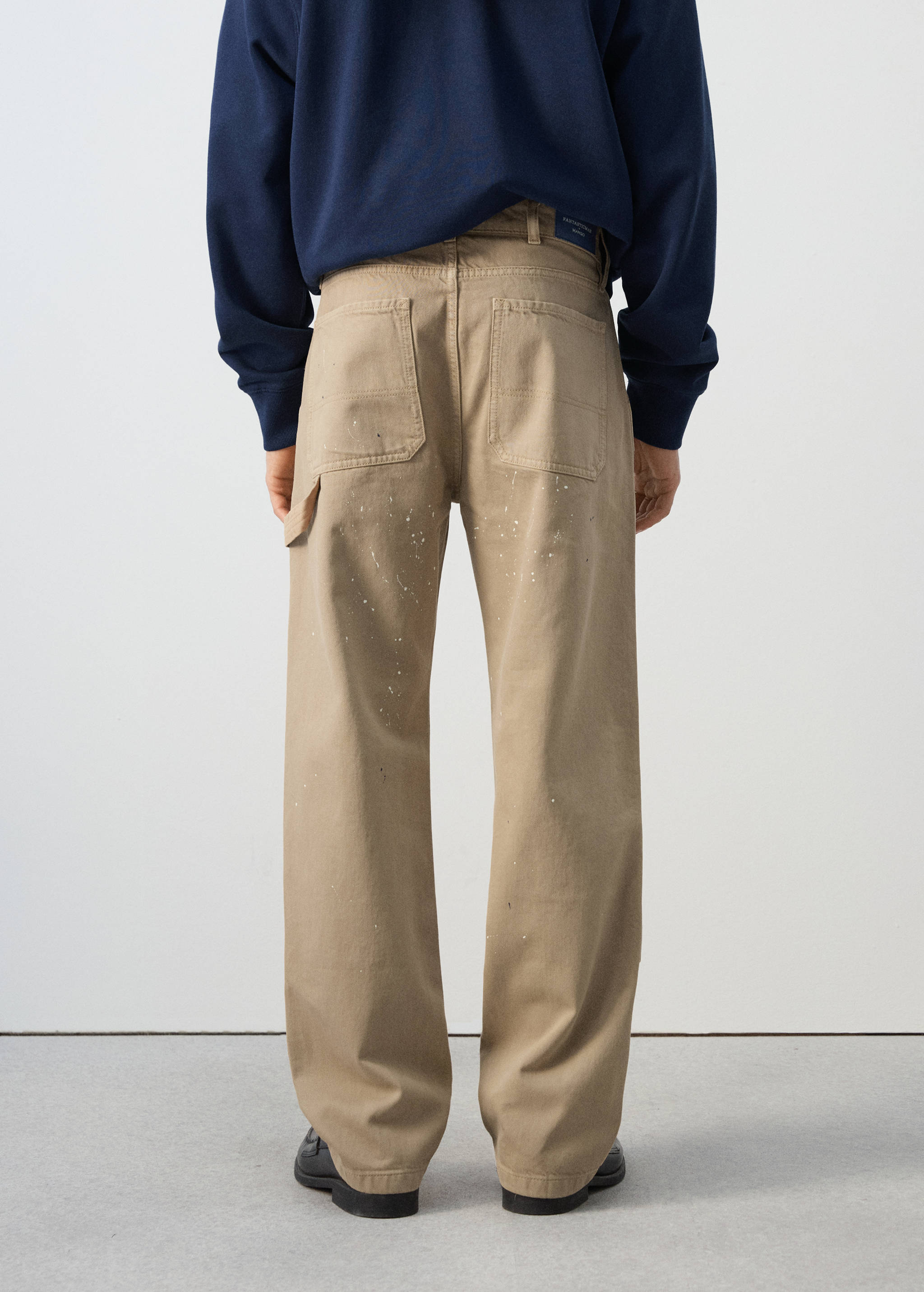 جينز بتأثير بقع بقصة عادية - الجهة الخلفية للمنتج