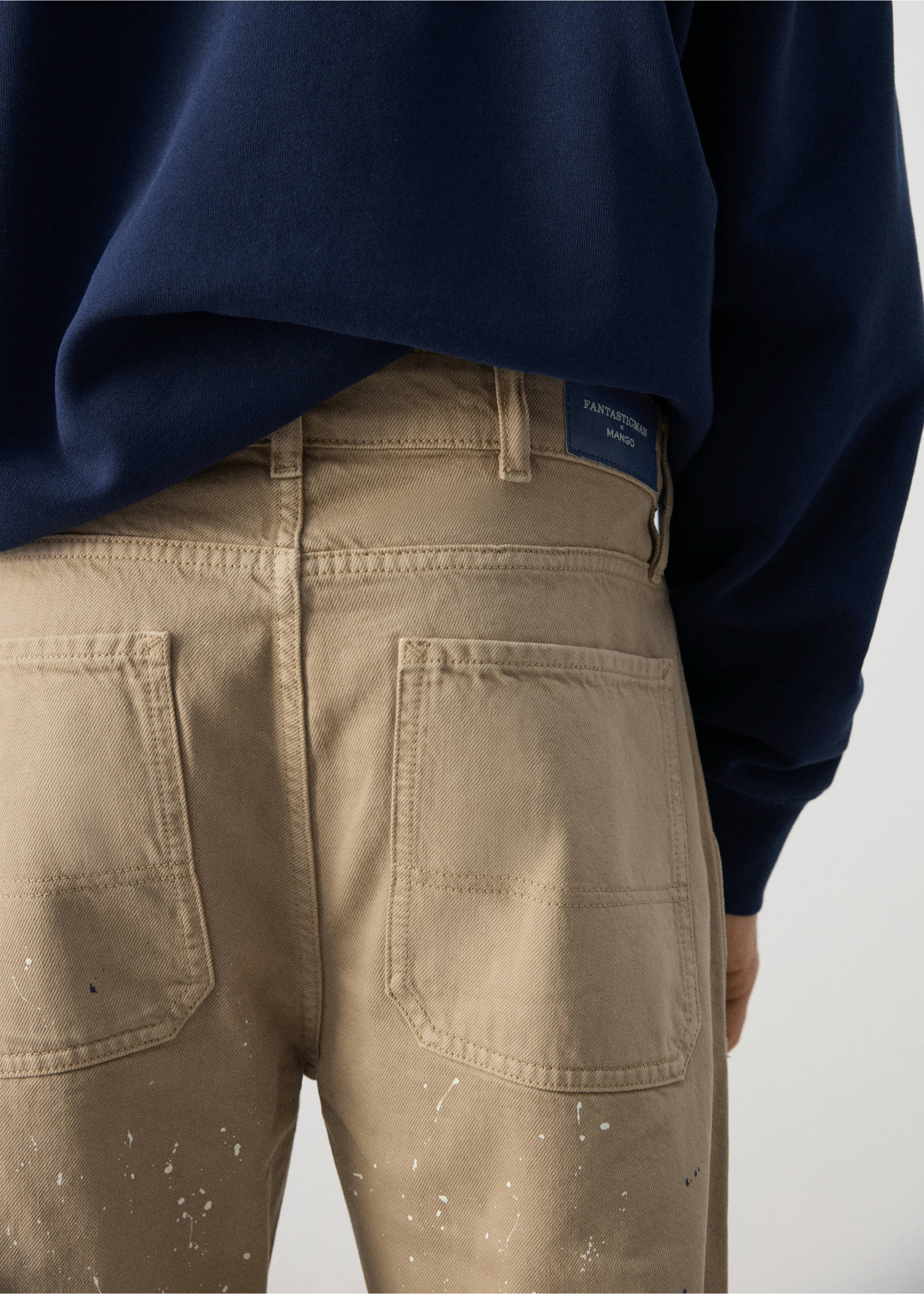 جينز بتأثير بقع بقصة عادية - تفاصيل المنتج 6, بيج. Ref: 27077930-00.