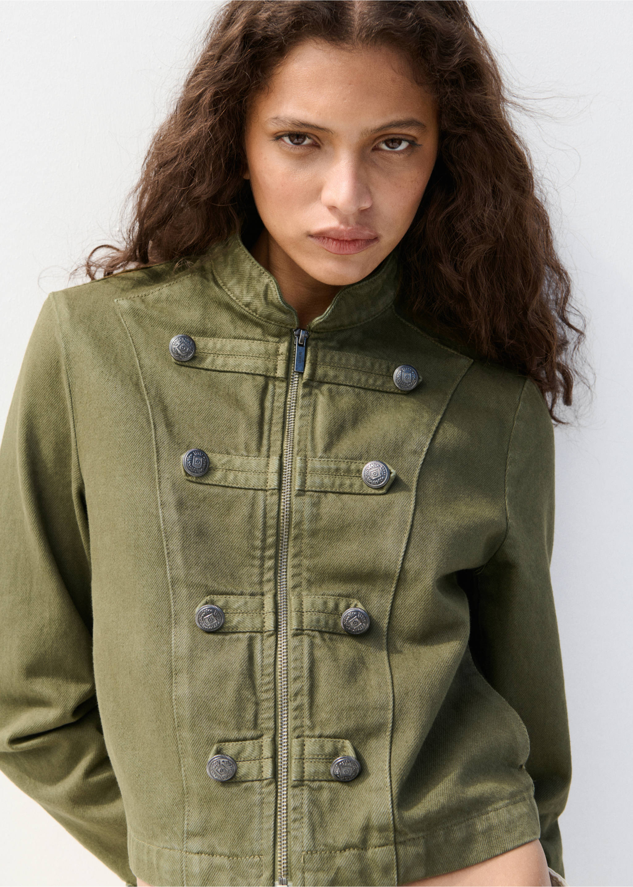 Chaqueta entallada cuello tira - Plano medio, Khaki. Ref: 27077942-00.