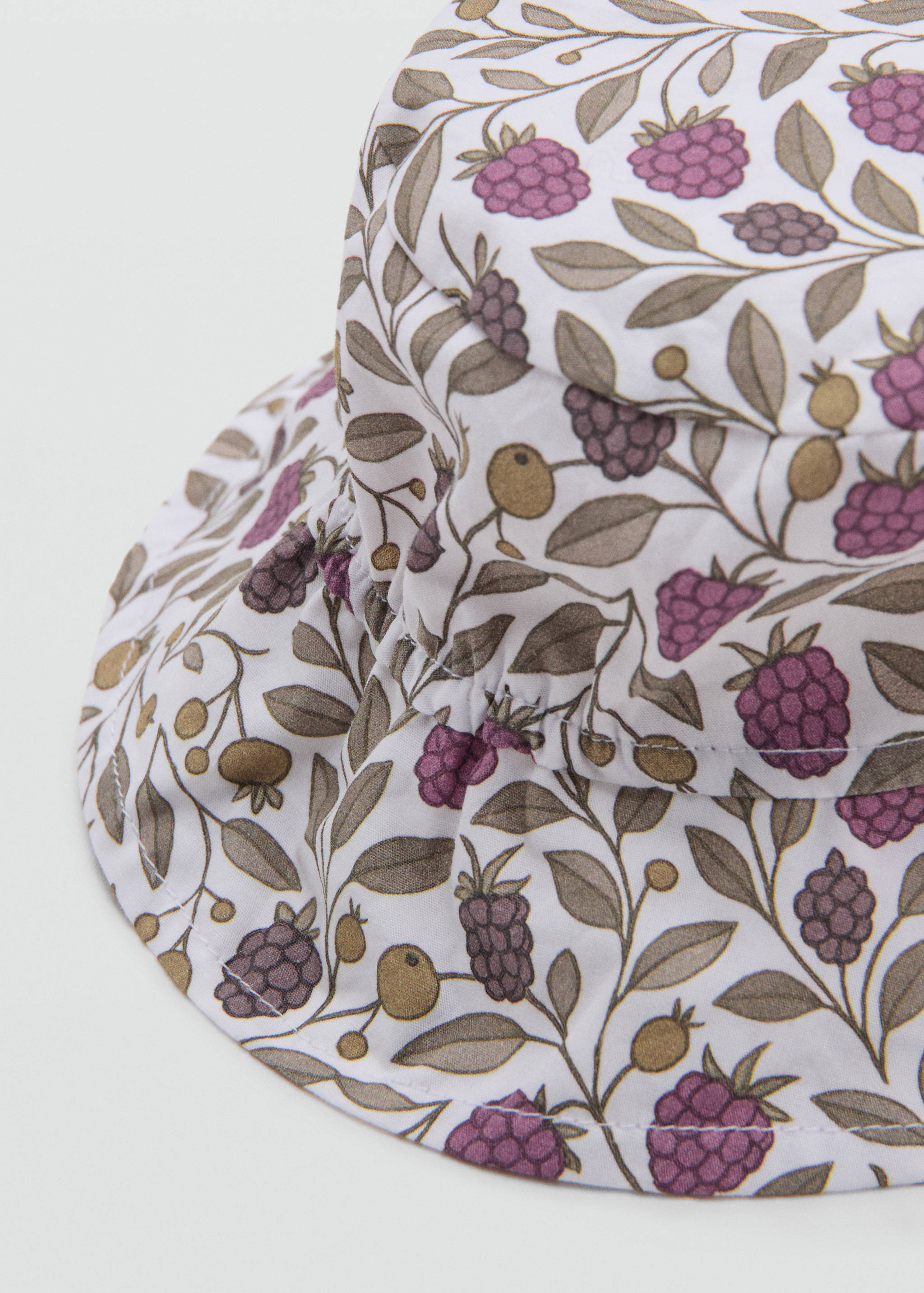 قبعة عليها طبعة إبزيم - رؤية وسط