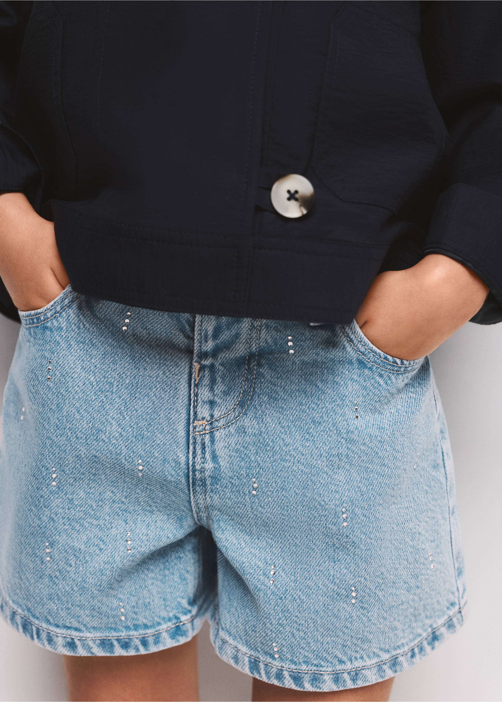 شورت دنيم مرصع بستراس - رؤية وسط, أزرق فاتح. Ref: 27078275-00.