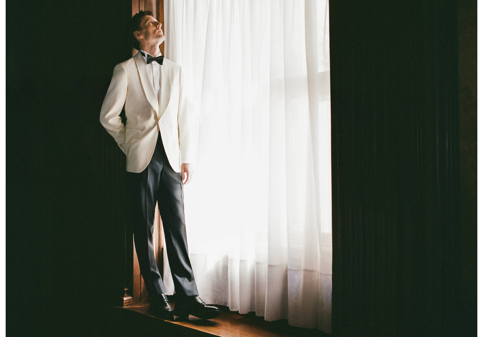 بنطلون بدلة سهرة بقصة ضيقة - رؤية بانورامية