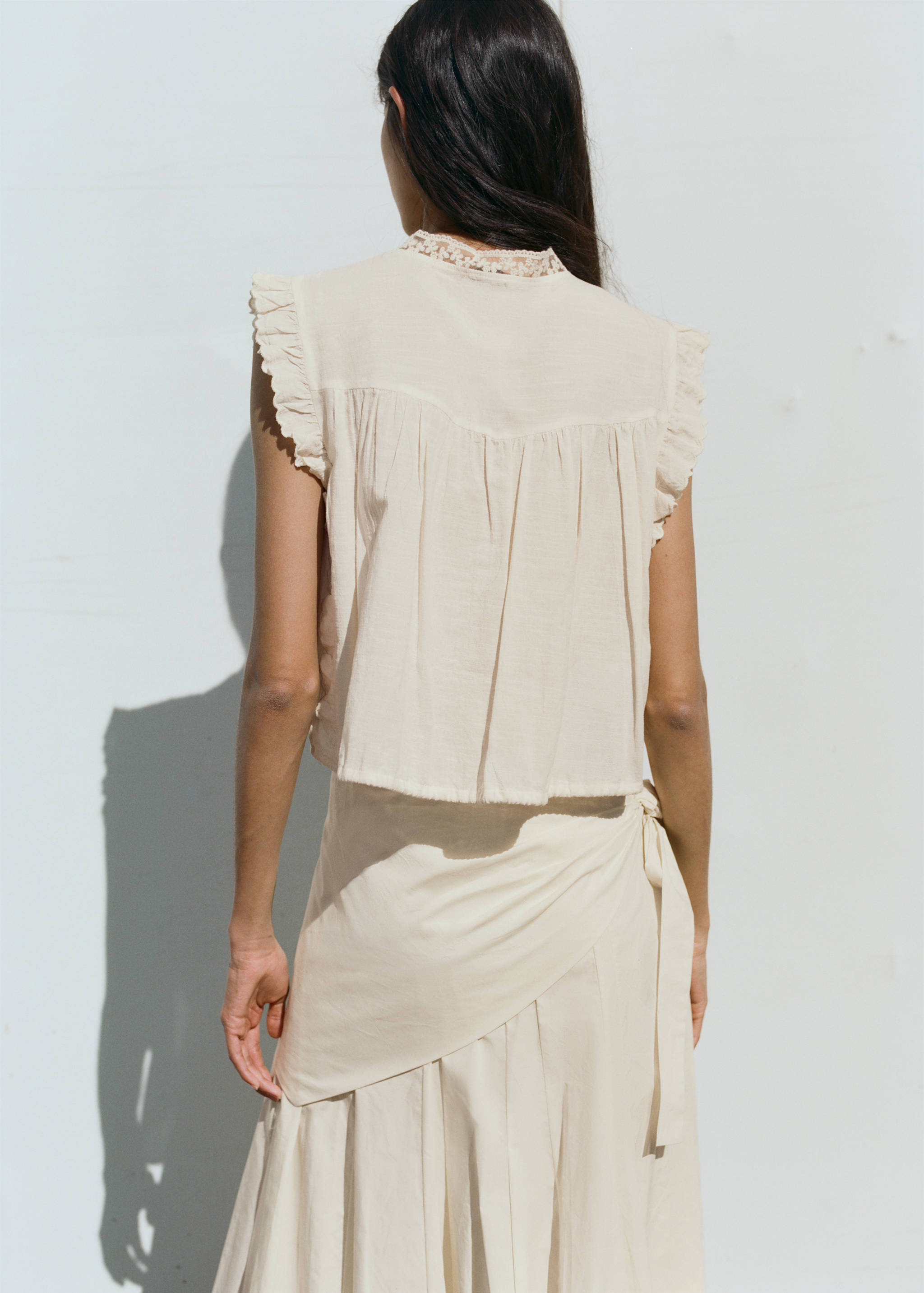 Cotton ruffled lace blouse - Reverse of the article