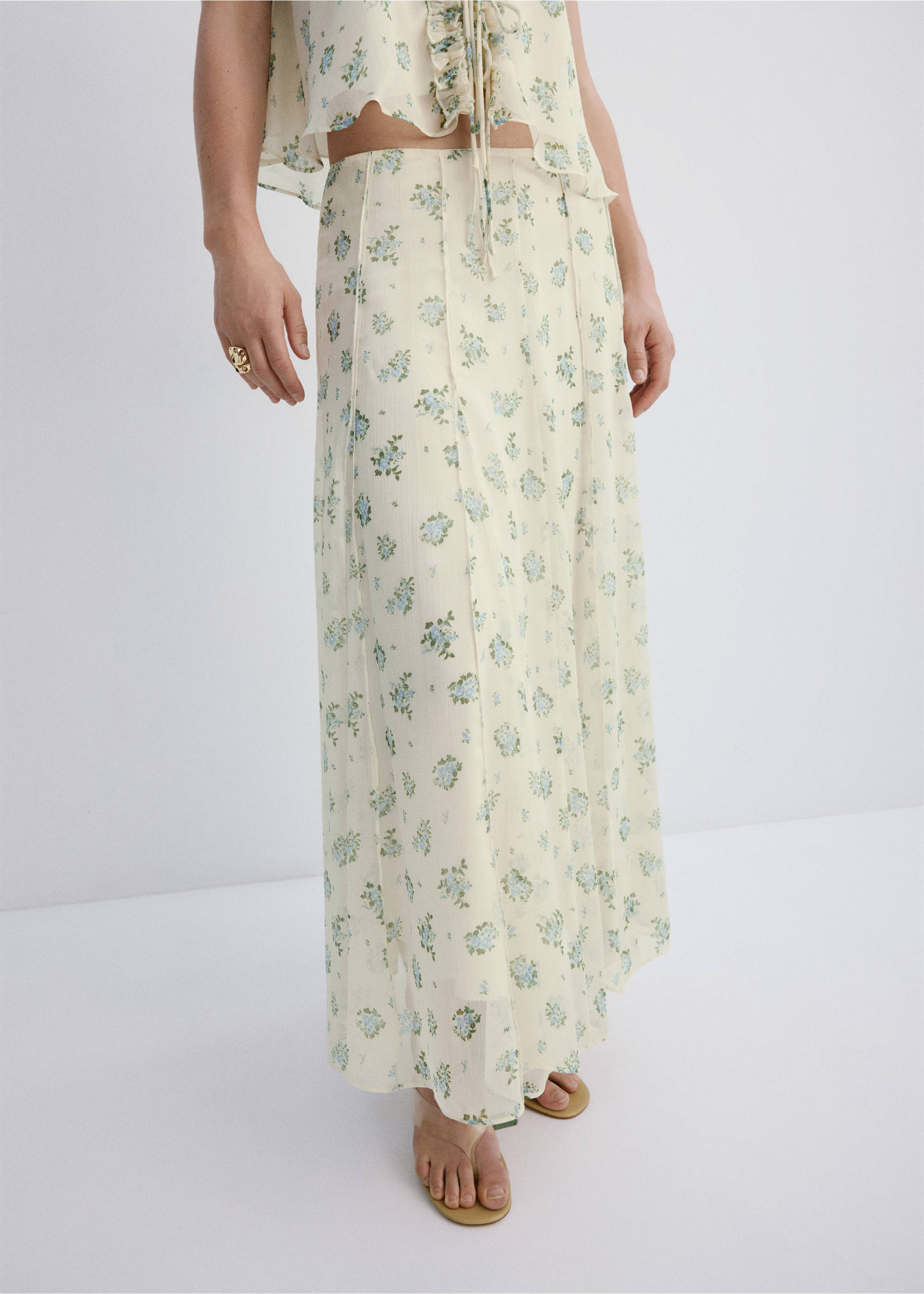 Jupe à fleurs avec godets - Plan moyen, Blanc cassé. Ref: 27079066-01.