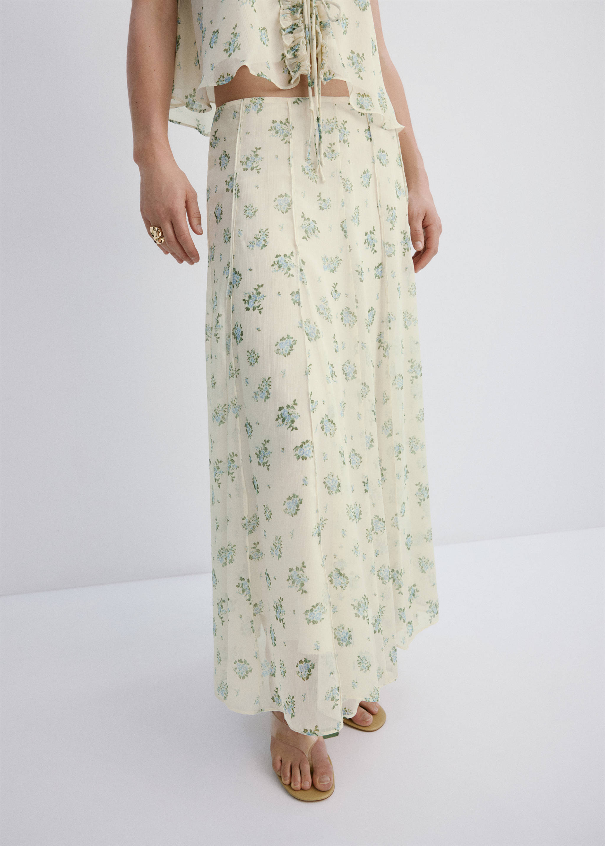 Jupe à fleurs avec godets - Plan moyen