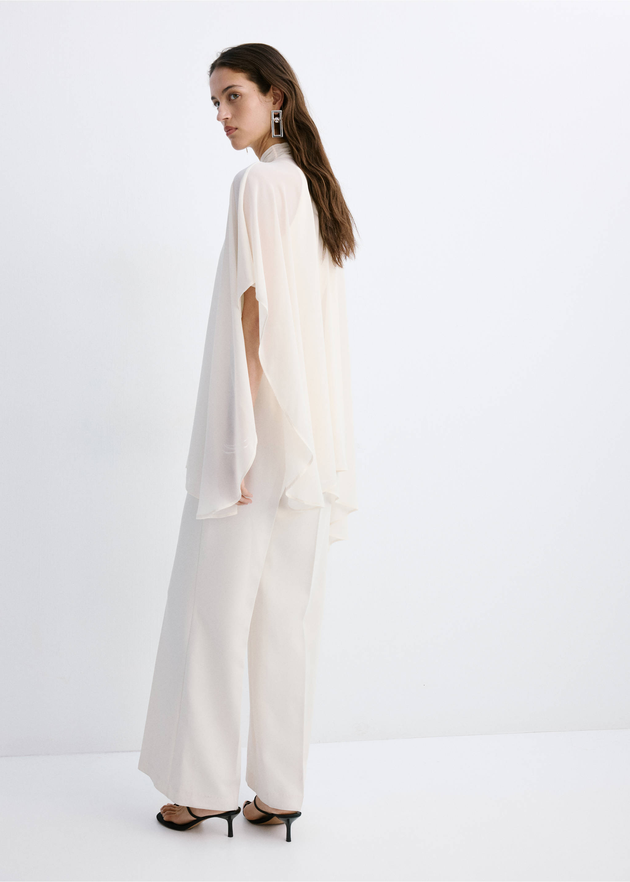 Asymmetric high-neck cape - Medium plane, Ecru. Ref: 27079068-00.