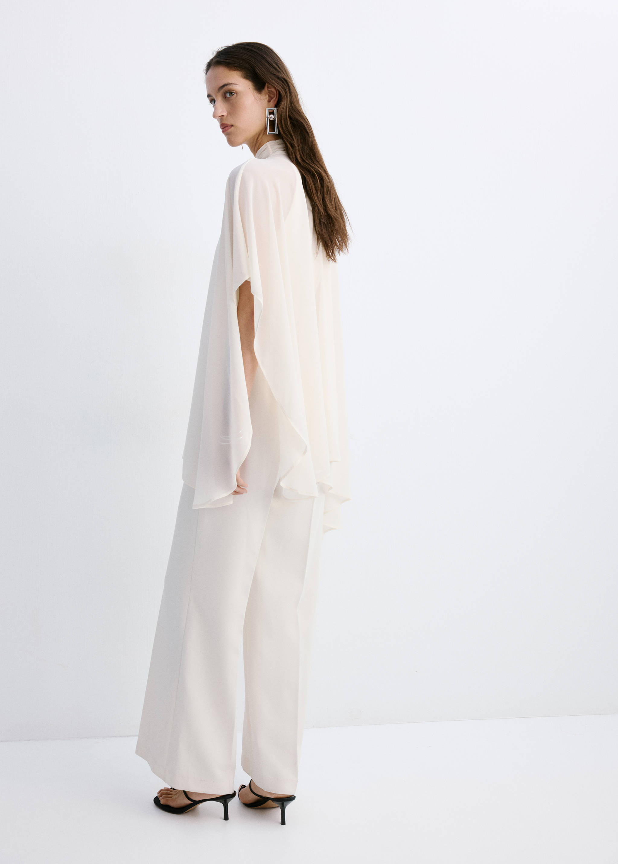Asymmetric high-neck cape - Medium plane
