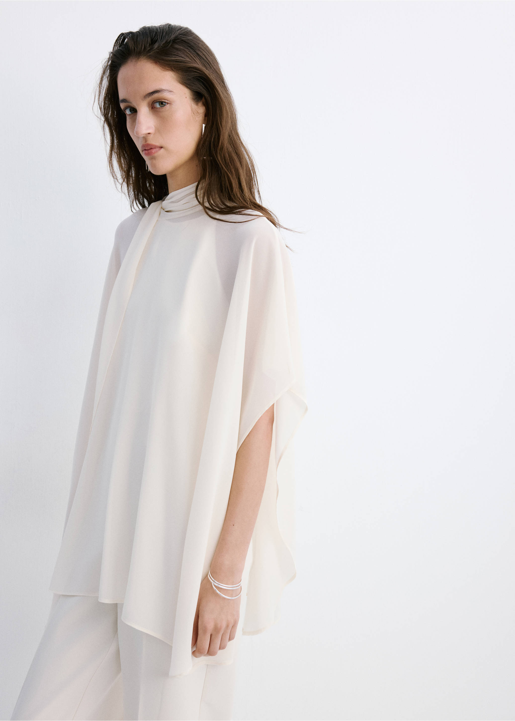 Asymmetric high-neck cape - Reverse of the article, Ecru. Ref: 27079068-00.