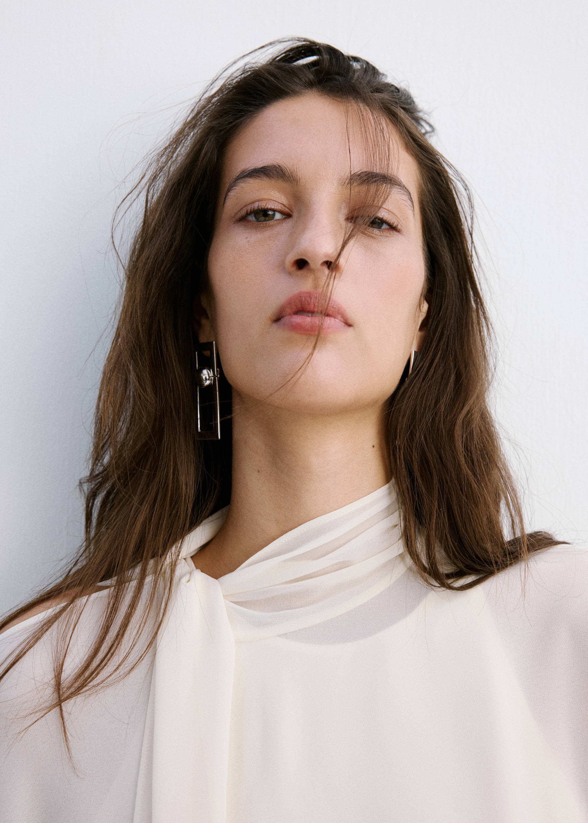 Asymmetric high-neck cape - Details of the article 1