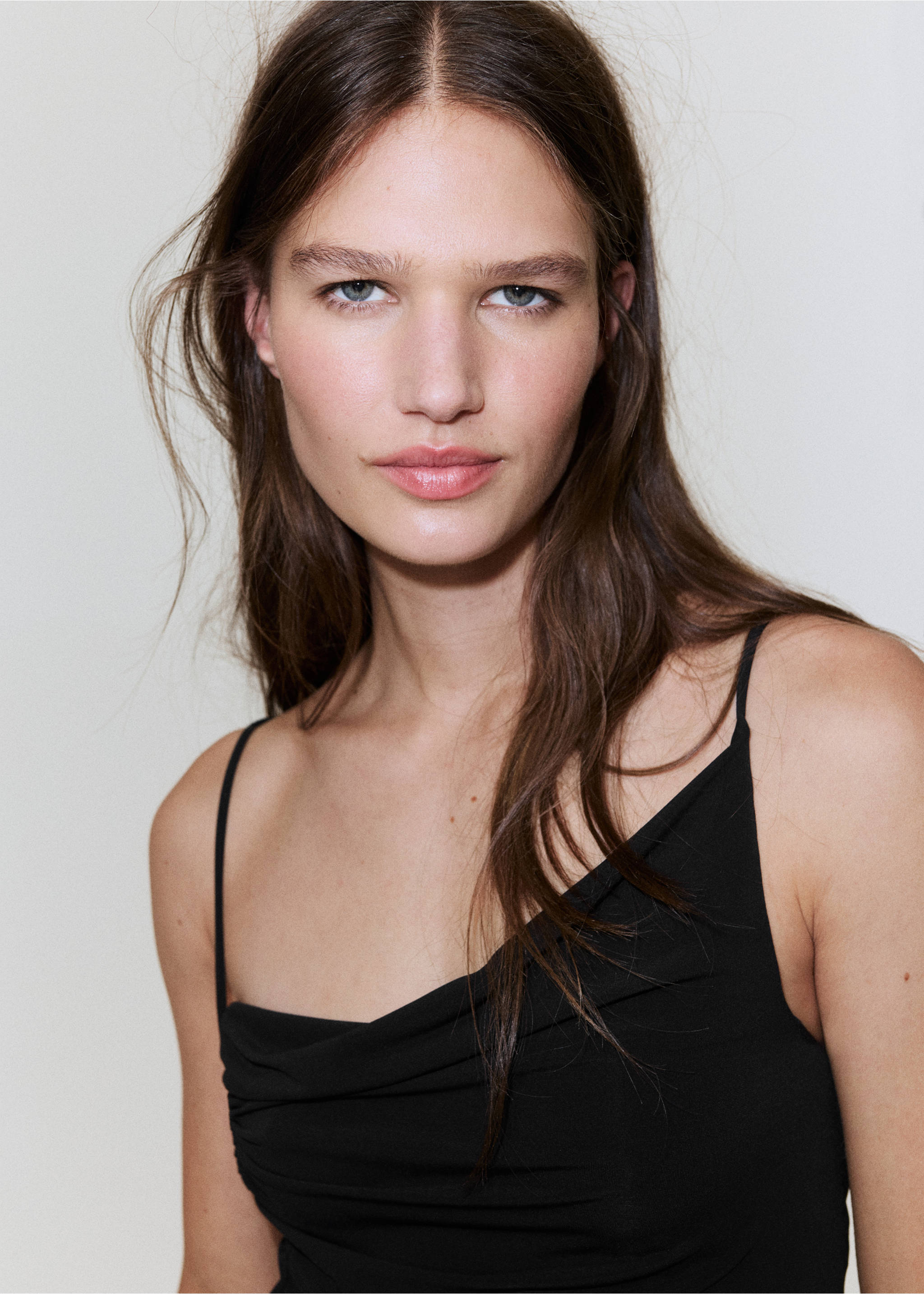 Robe asymétrique froncée - Détail de l'article 1, Noir. Ref: 27079072-00.