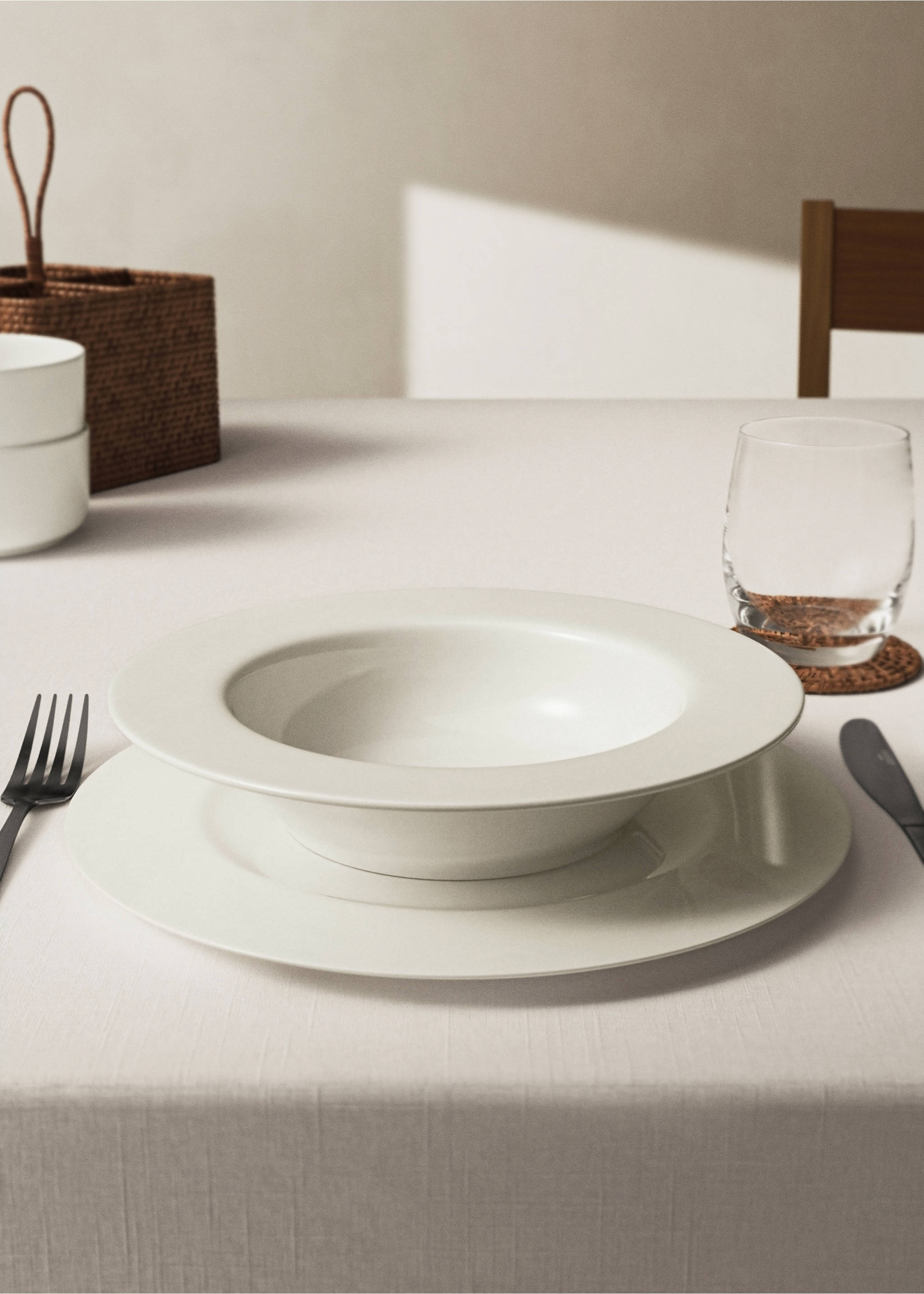 Duboki tanjur od vrlo laganog porculana bone china - Opći prikaz, Bijela. Ref: 27081167-00.