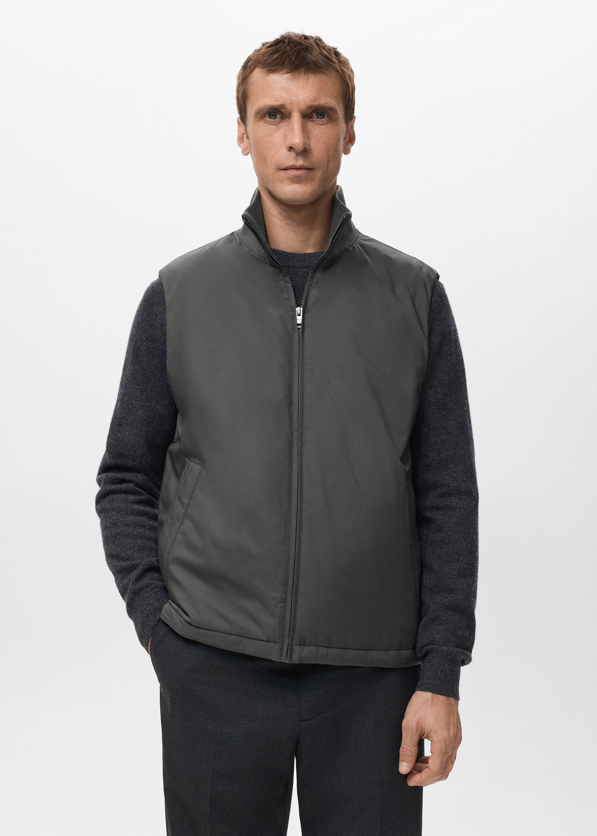 Легкий стеганый жилет - Средний план