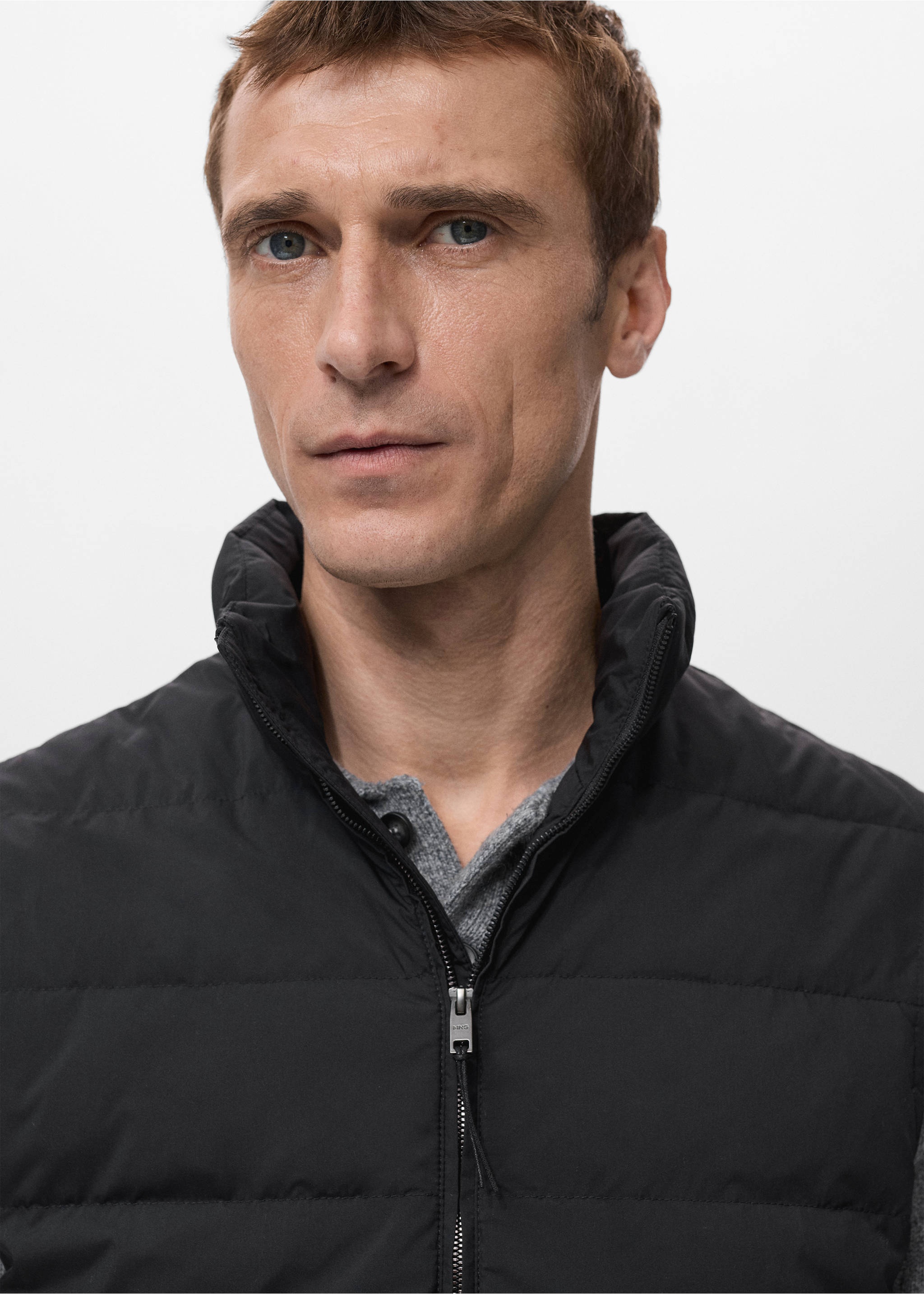 Стеганый жилет с наполнителем из пуха и пера - Деталь изделия 1, Черный. Ref: 27081173-00.