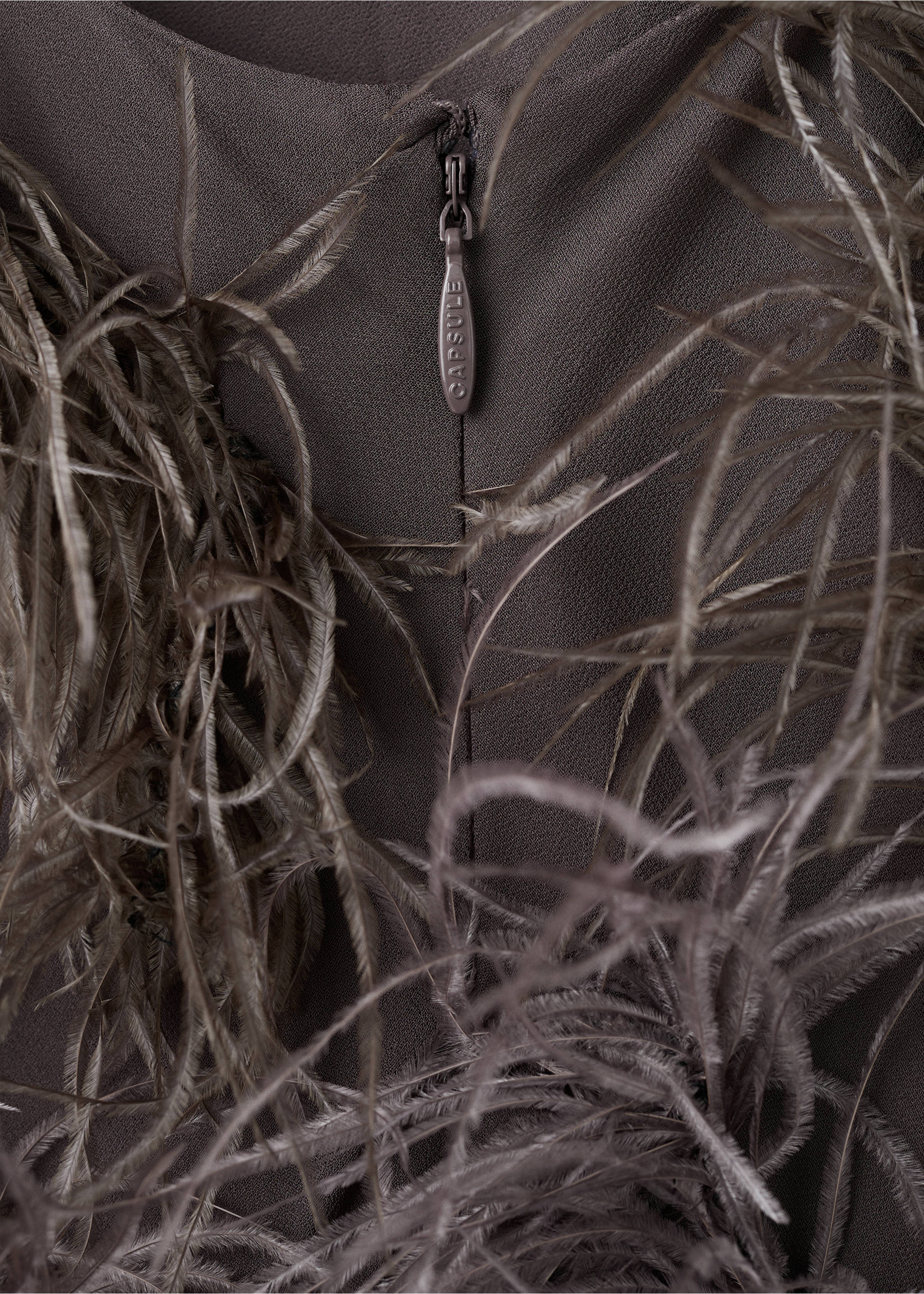 Φόρεμα με φτερά στο κάτω μέρος και κρόσσια - Λεπτομέρεια του προϊόντος 8, Μεσαίο Καφέ. Ref: 27081186-00.