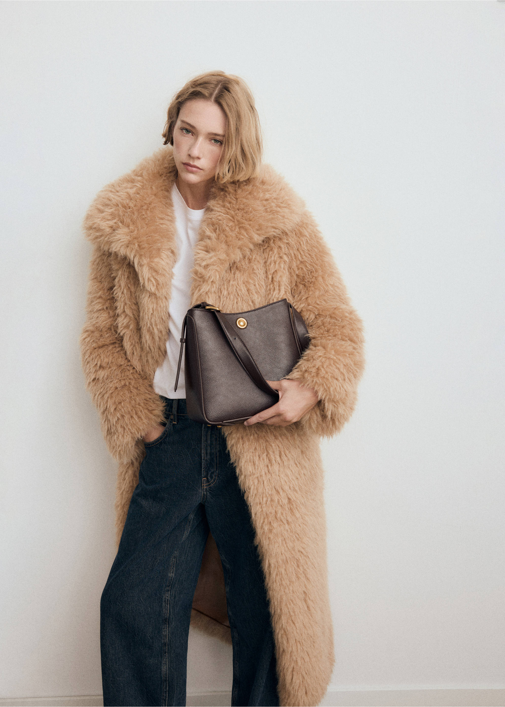 حقيبة باكيت متوسطة بتفاصيل معدنية - رؤية عامة, شوكولاتة. Ref: 27081196-00.