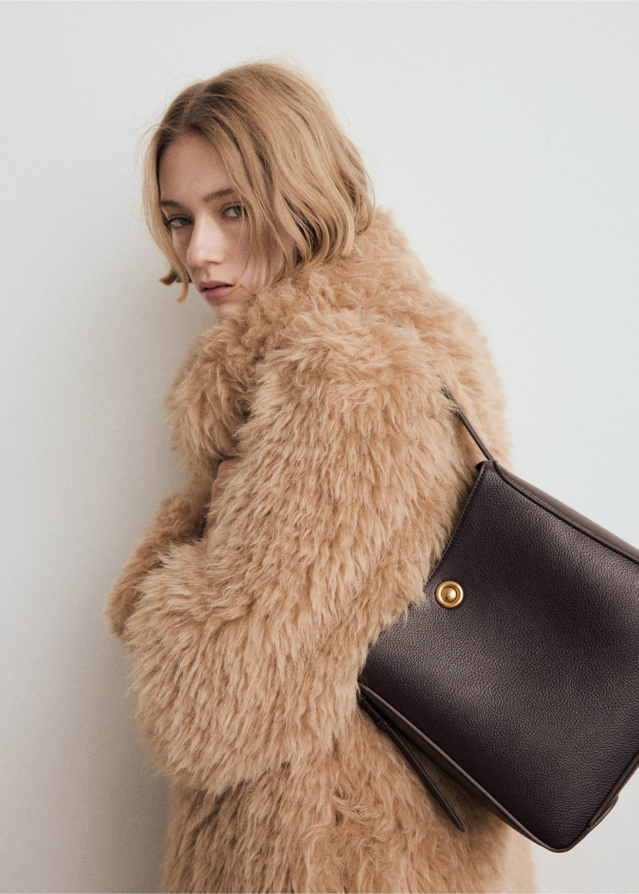 حقيبة باكيت متوسطة بتفاصيل معدنية - تفاصيل المنتج 9, شوكولاتة. Ref: 27081196-00.