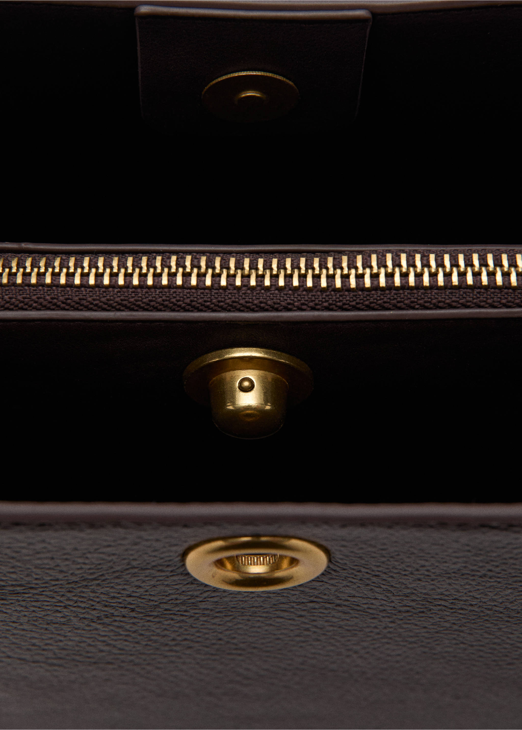 حقيبة باكيت متوسطة بتفاصيل معدنية - تفاصيل المنتج 2, شوكولاتة. Ref: 27081196-00.