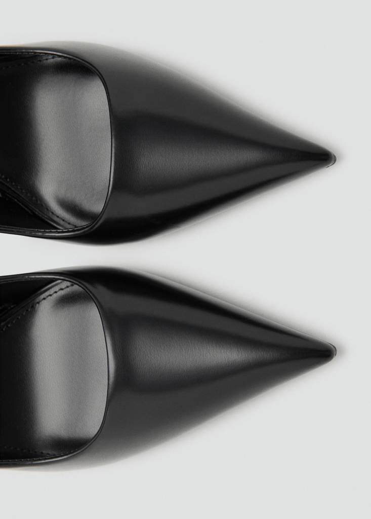 High-heeled shoes — Black