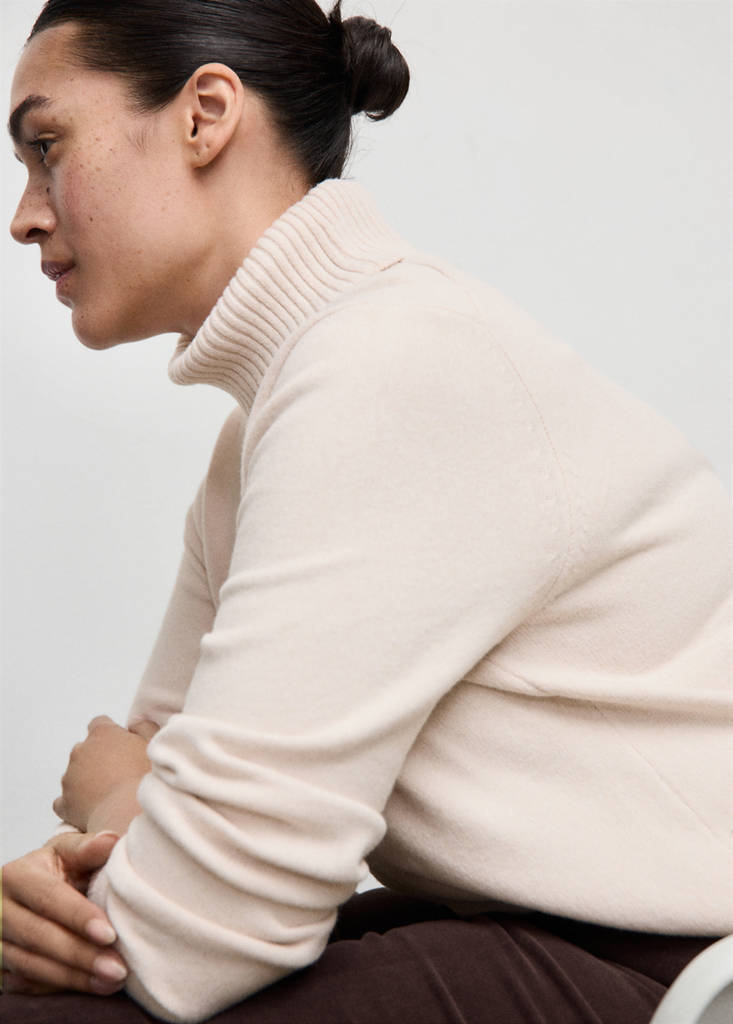 Turtleneck knitted sweater — Ecru